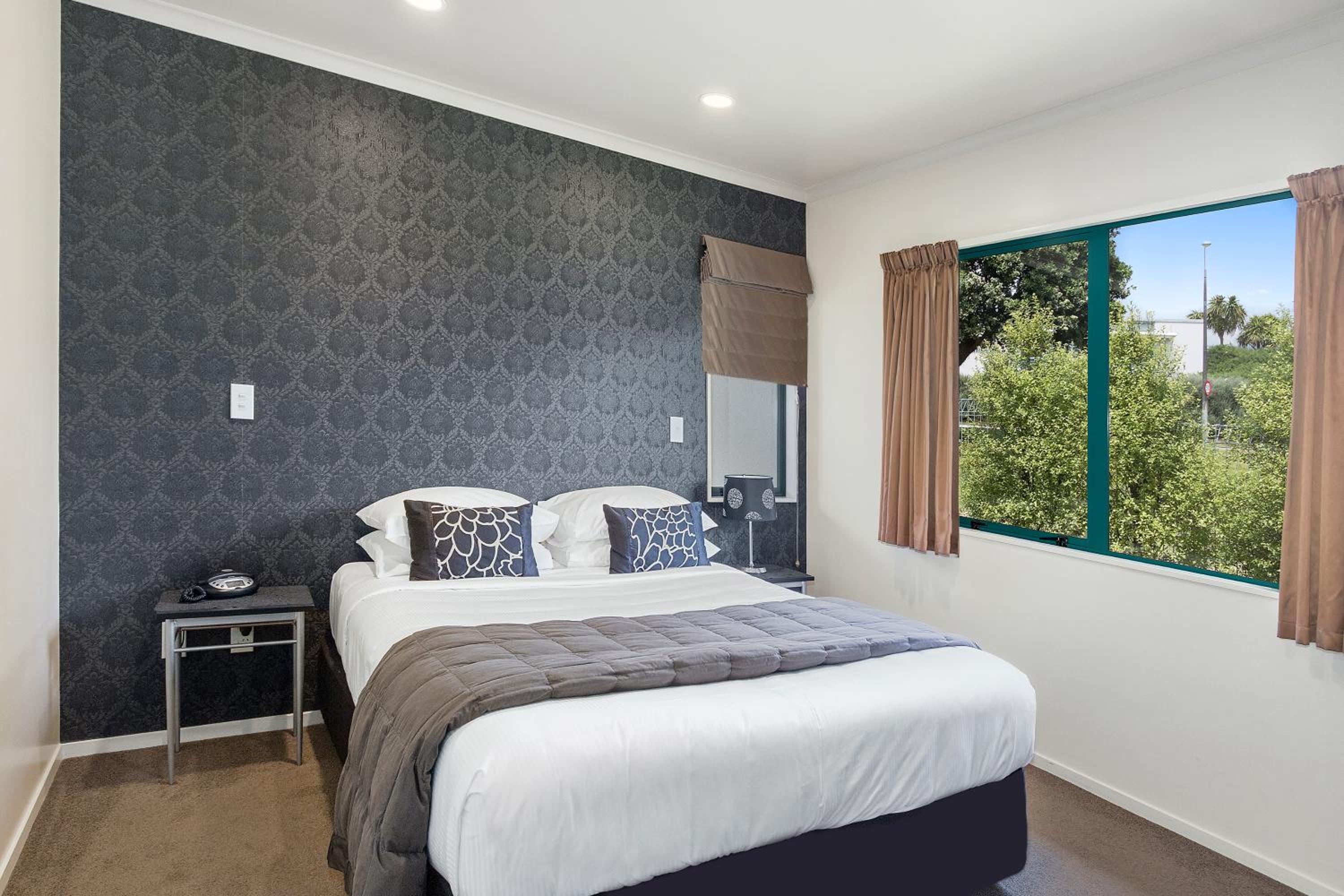 One-Bedroom Apartment - Photo 1