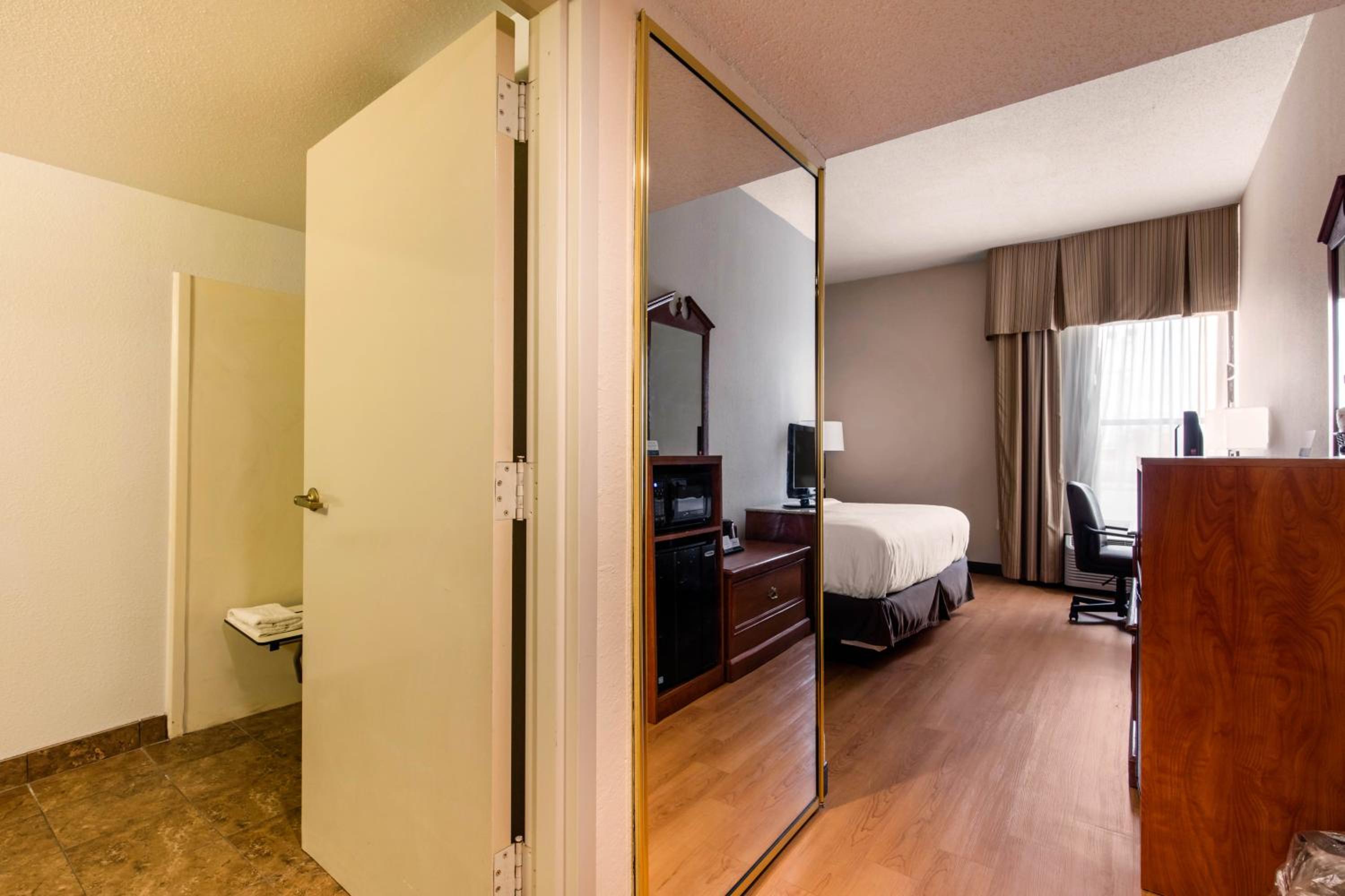 King Room - Disability Access/Non-Smoking - Photo 1