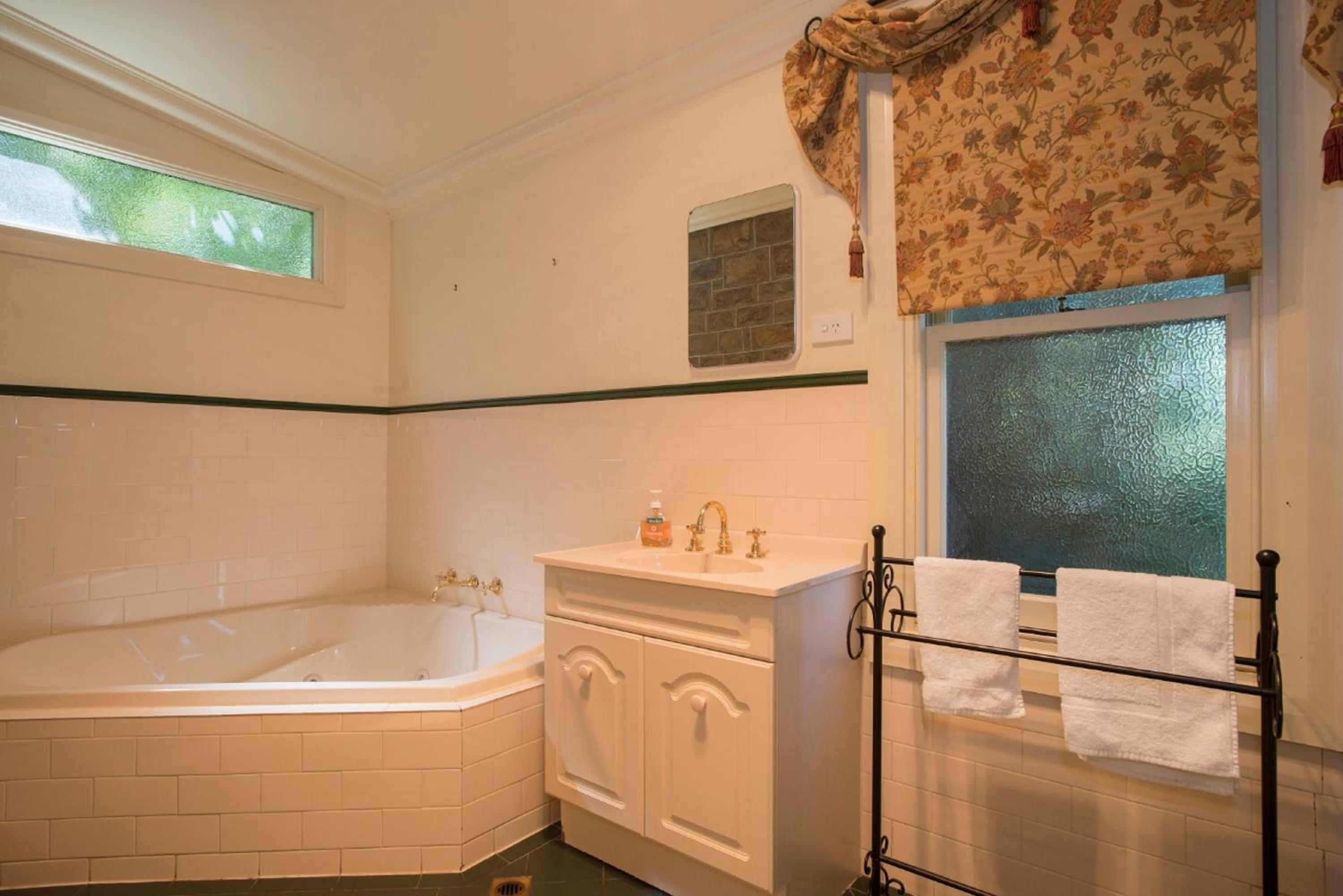 Queen Suite - Sapphire photo 3
