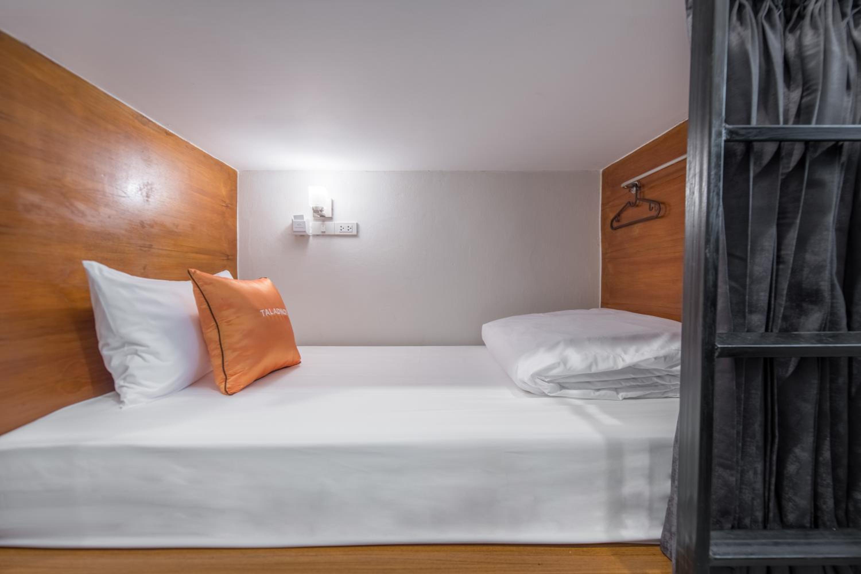 Bed in 4-Bed Female Dormitory Room photo 1