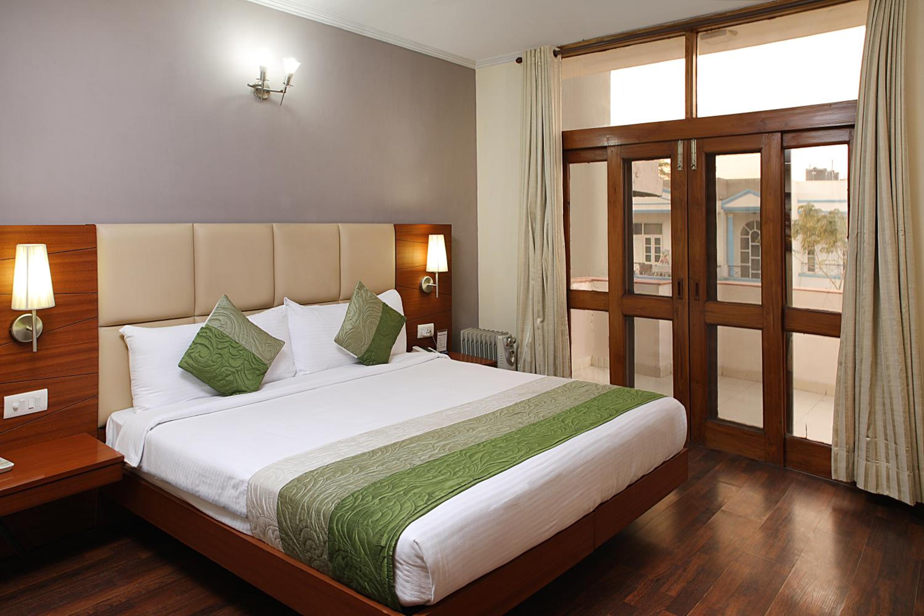 Executive Suite - Photo 3