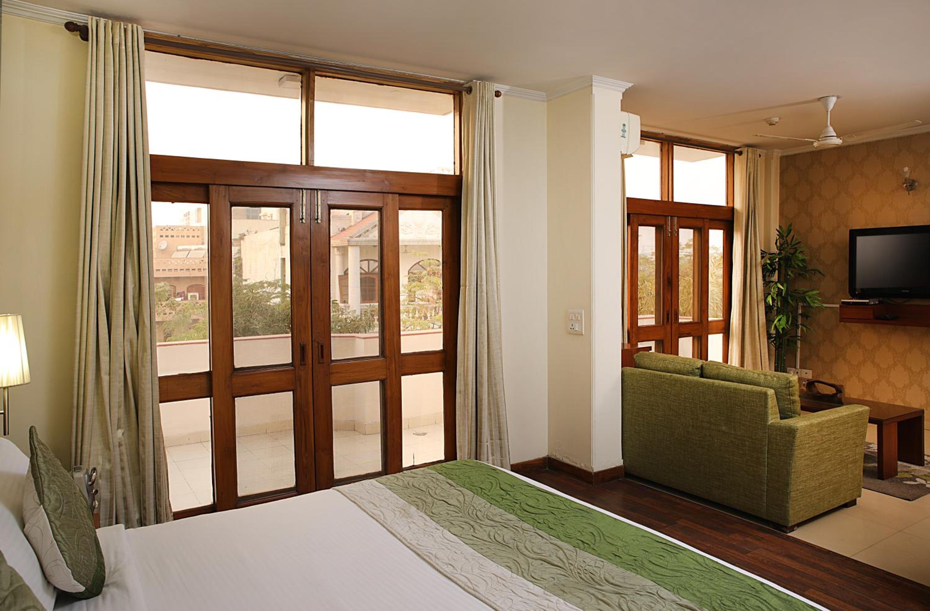 Executive Suite - Photo 4