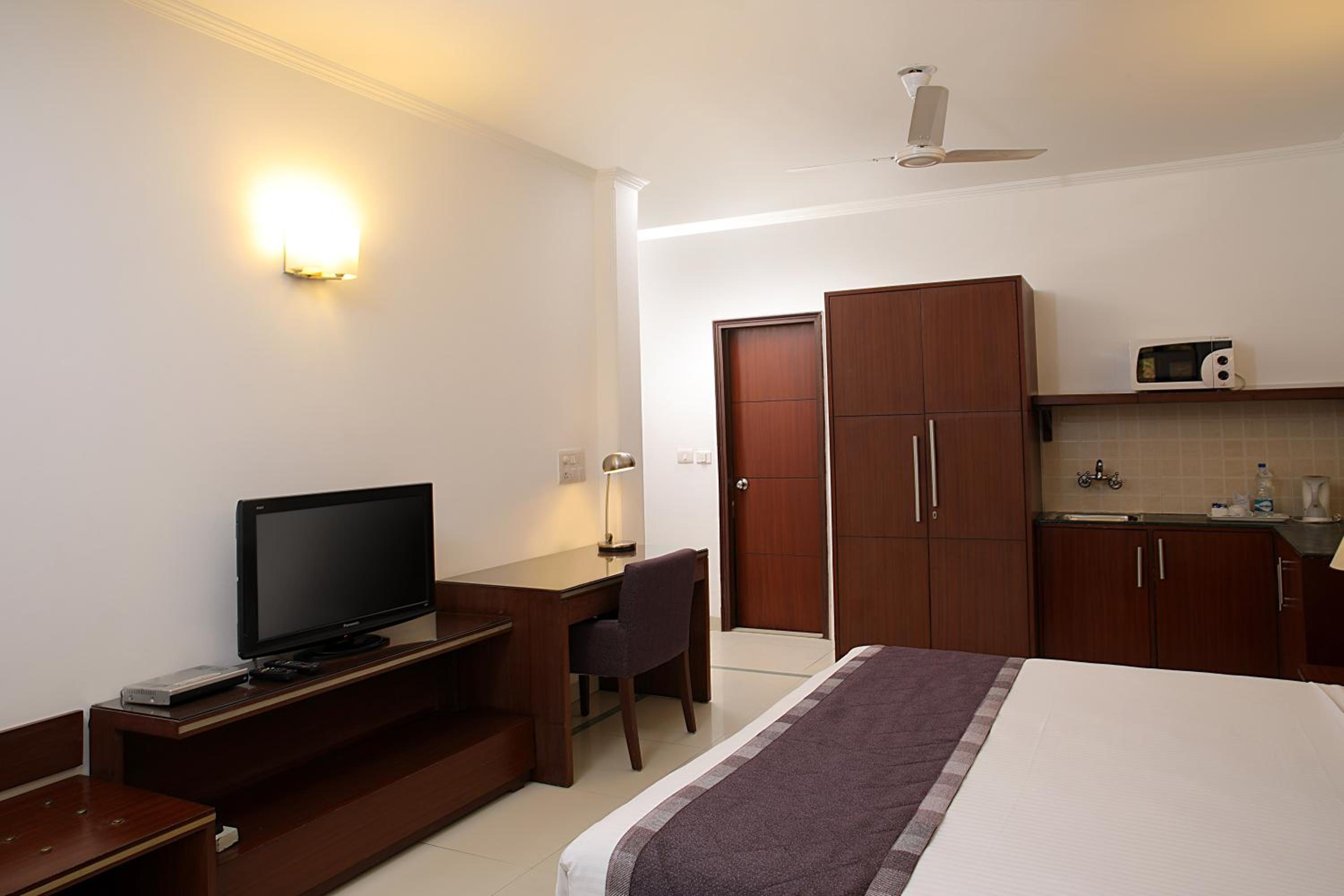 Deluxe Room - Photo 10