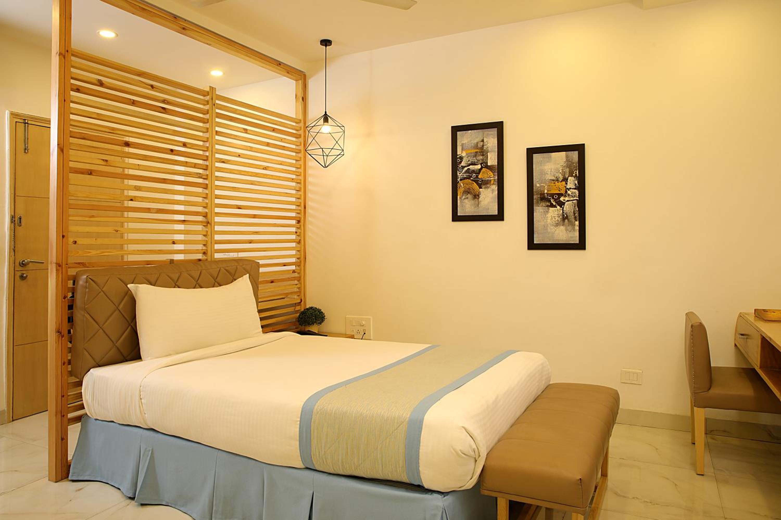 Deluxe Room - Photo 15