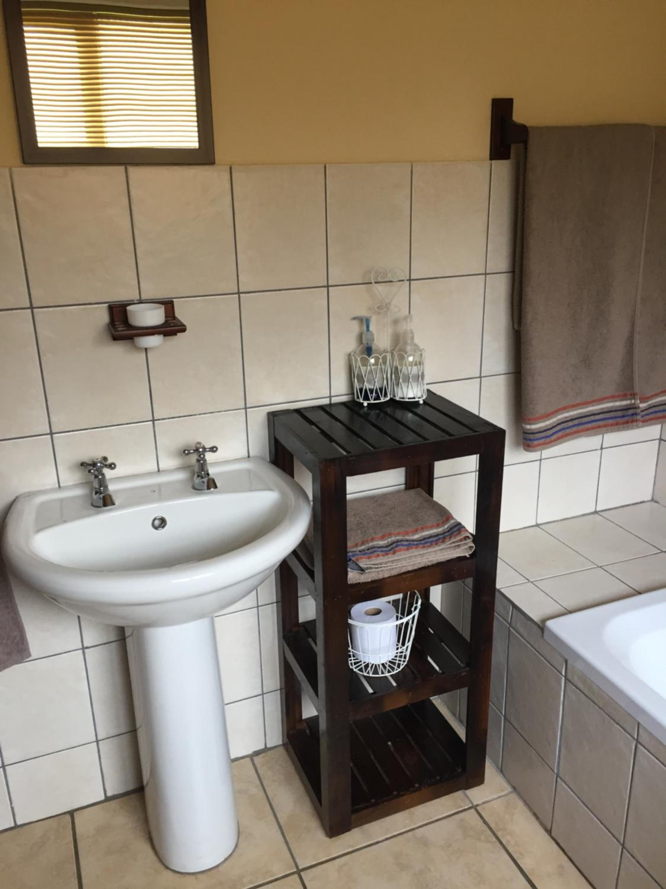Basic Triple Room with Shared Bathroom photo 2