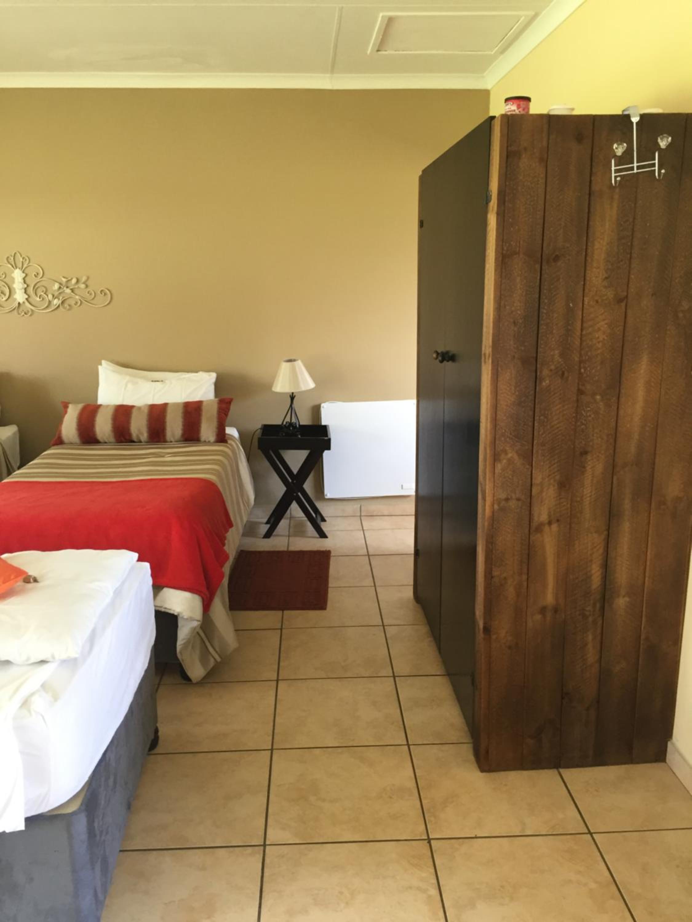 Basic Triple Room with Shared Bathroom photo 1
