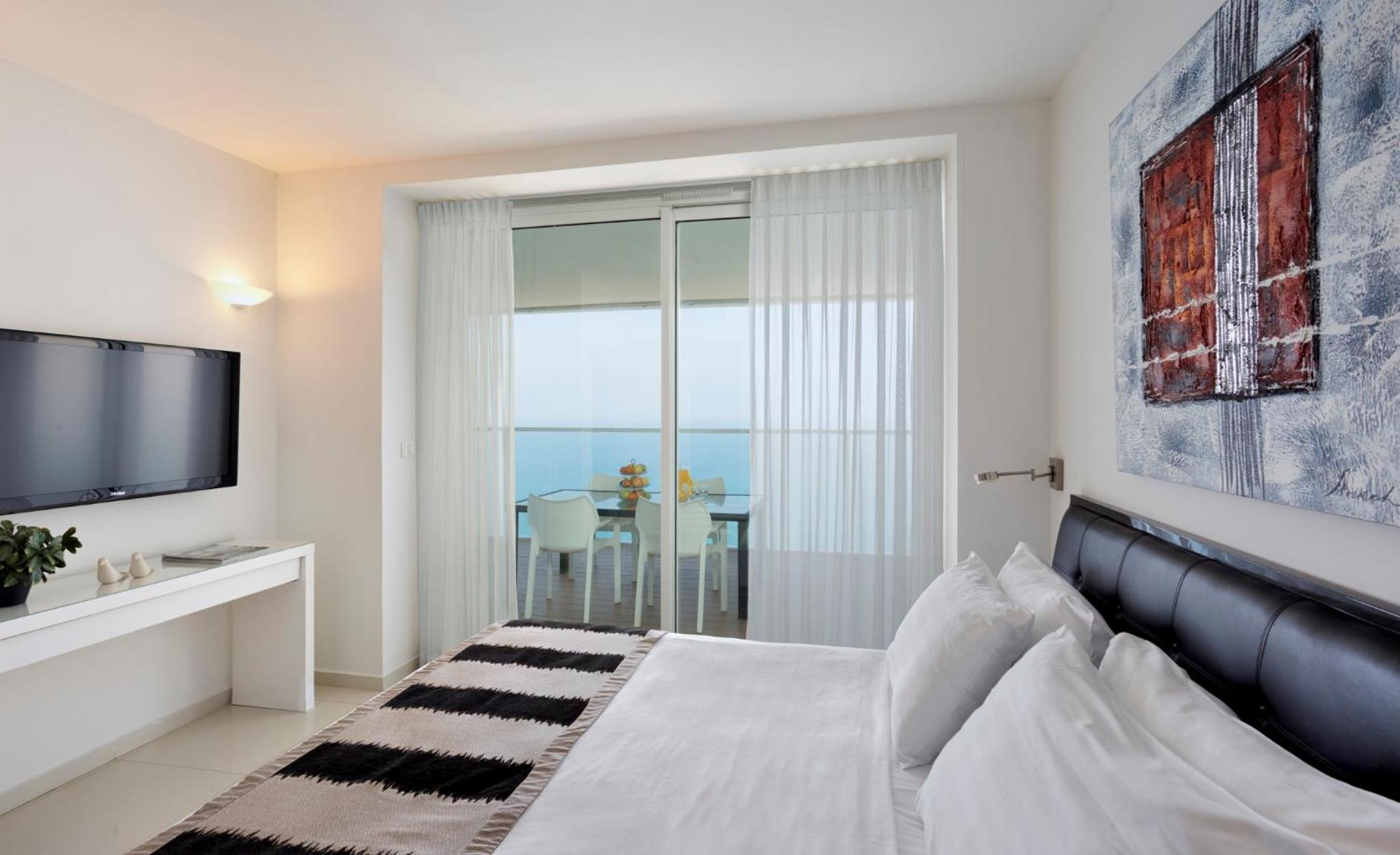 Deluxe Suite with Balcony and Sea View (2 Adults + 1 Child) - Photo 2