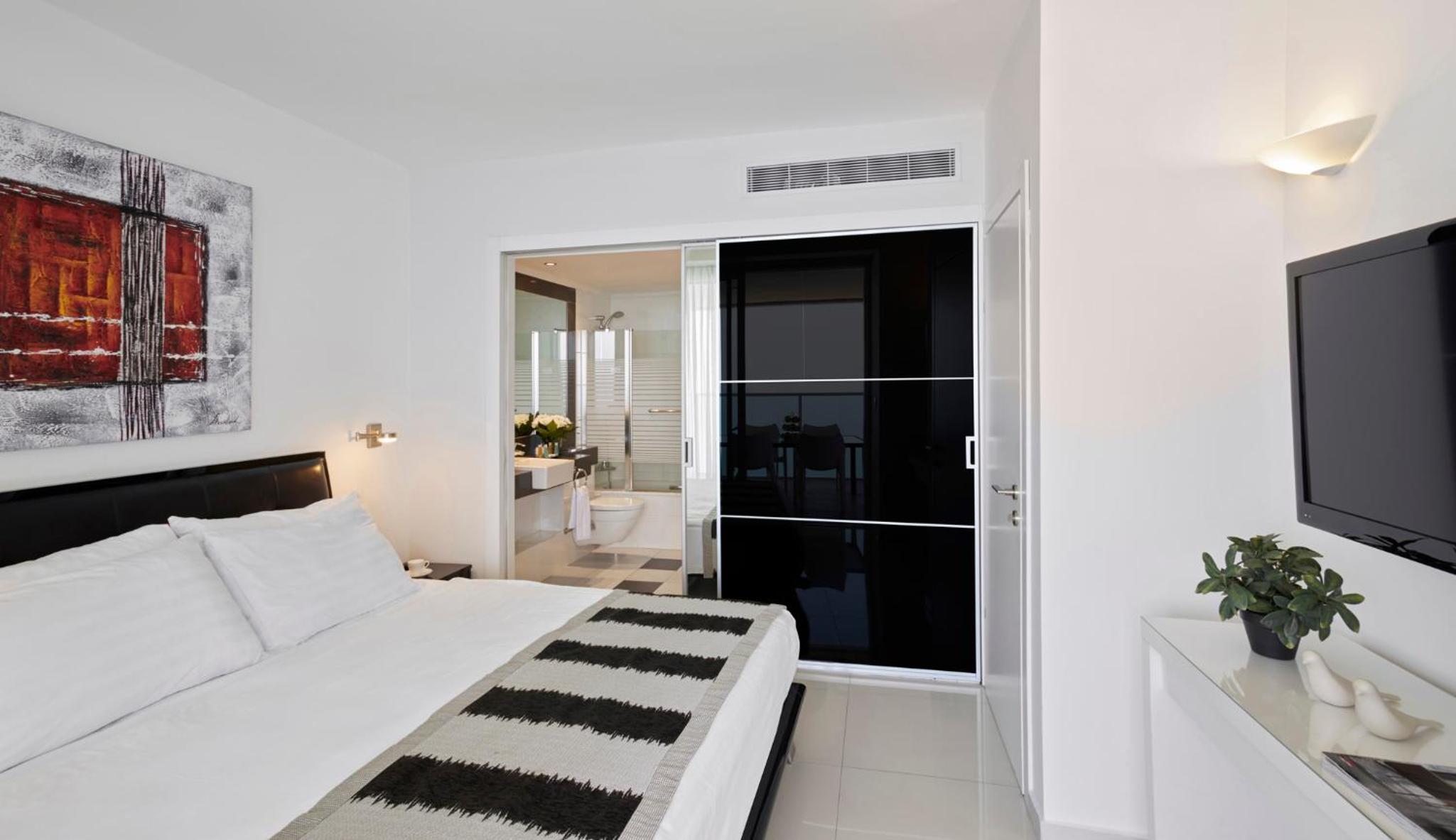 Deluxe Suite with Balcony and Sea View (2 Adults + 1 Child) - Photo 8
