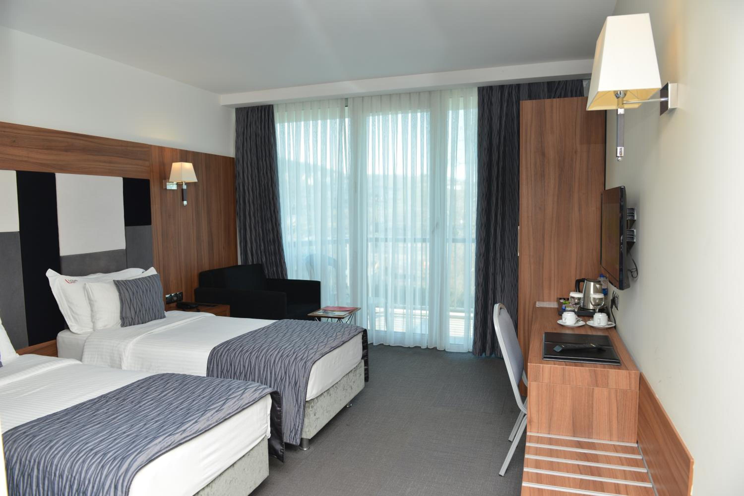 Deluxe King Room - Photo 2