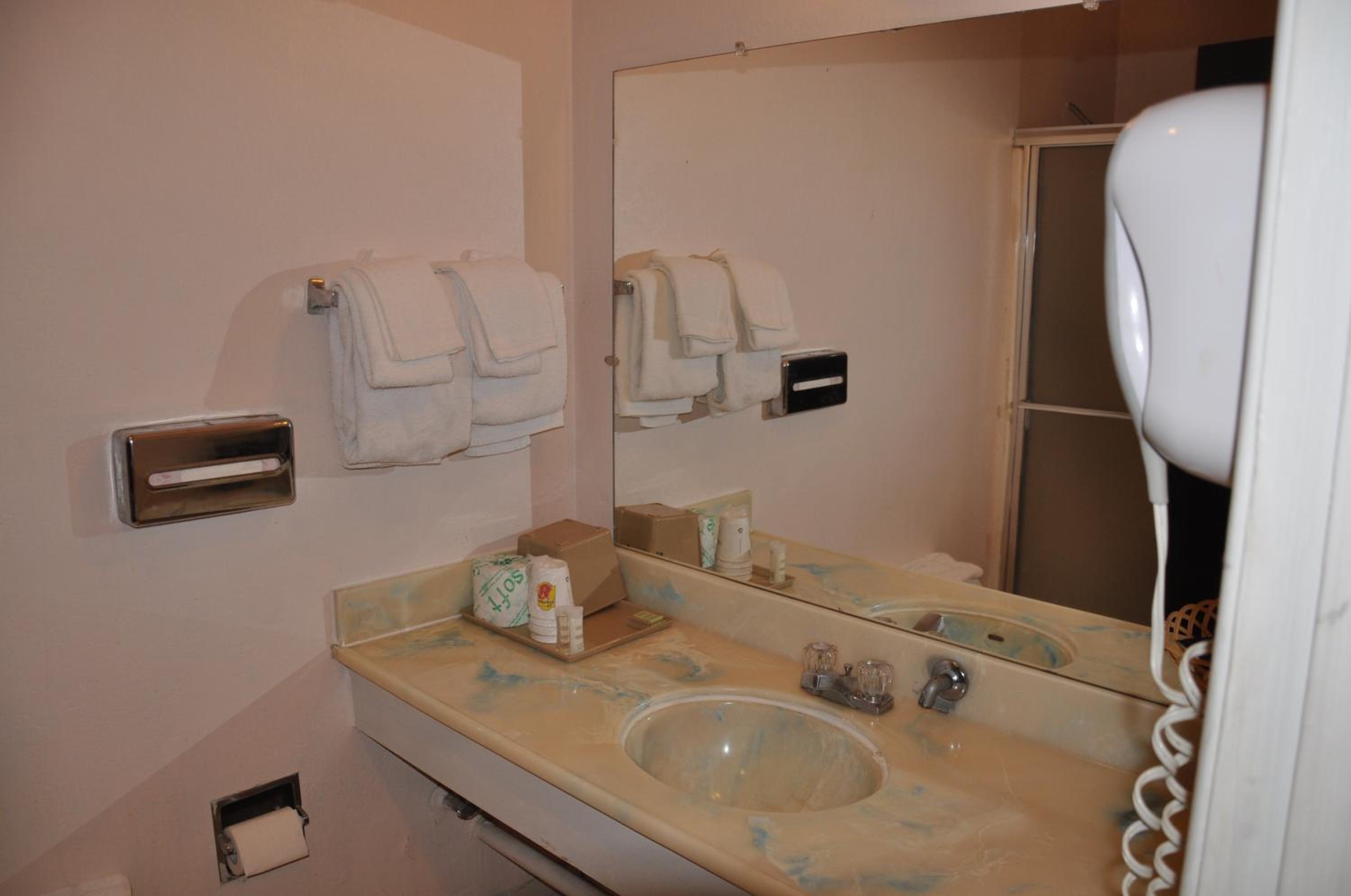 Queen Room with Two Queen Beds - Non-Smoking photo 2