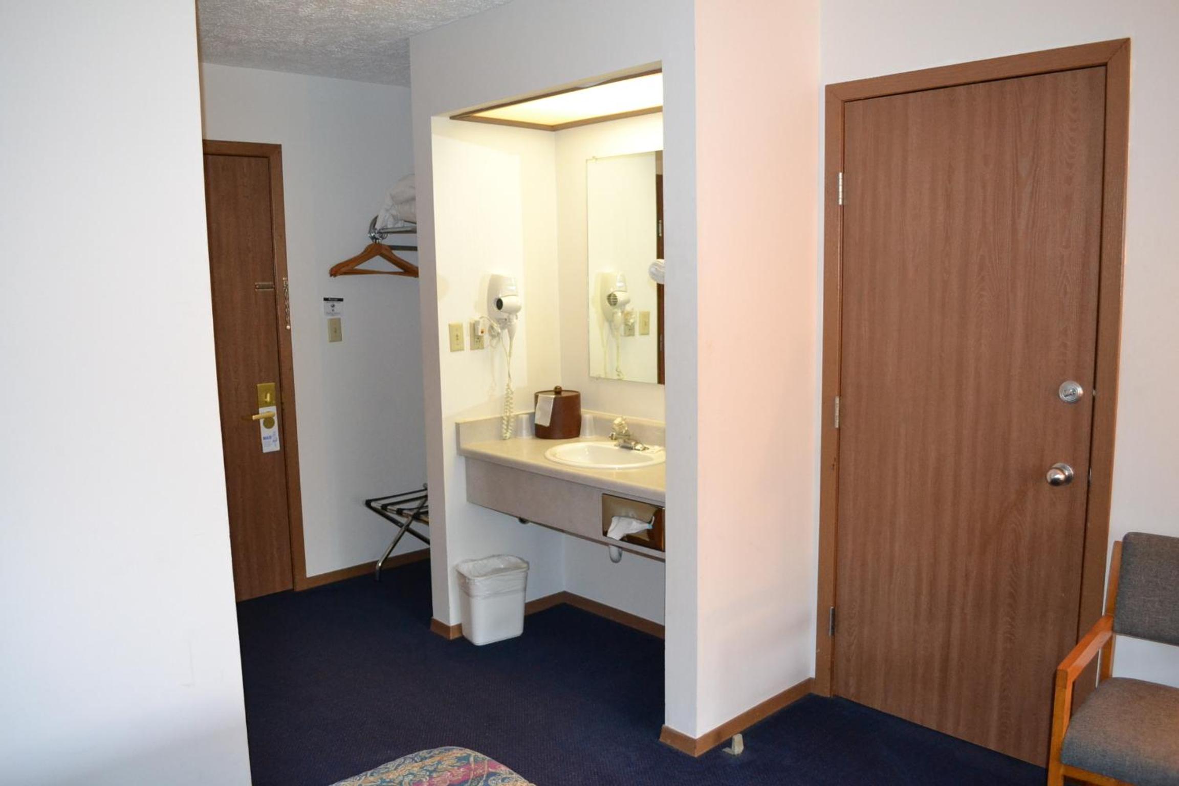 Queen Room with Two Queen Beds - Photo 9