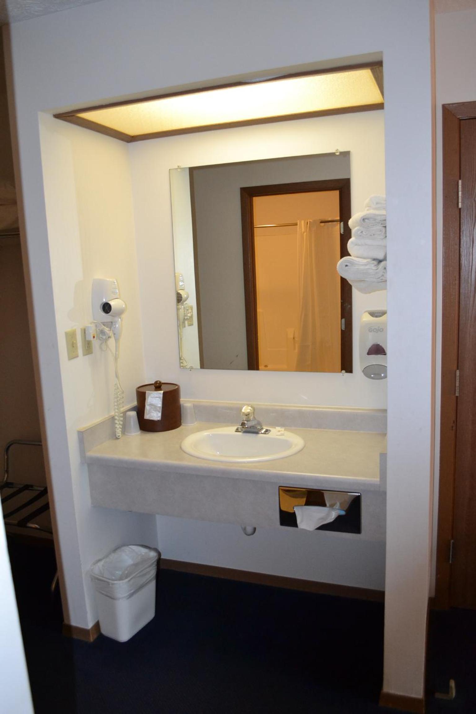Queen Room with Two Queen Beds - Photo 10