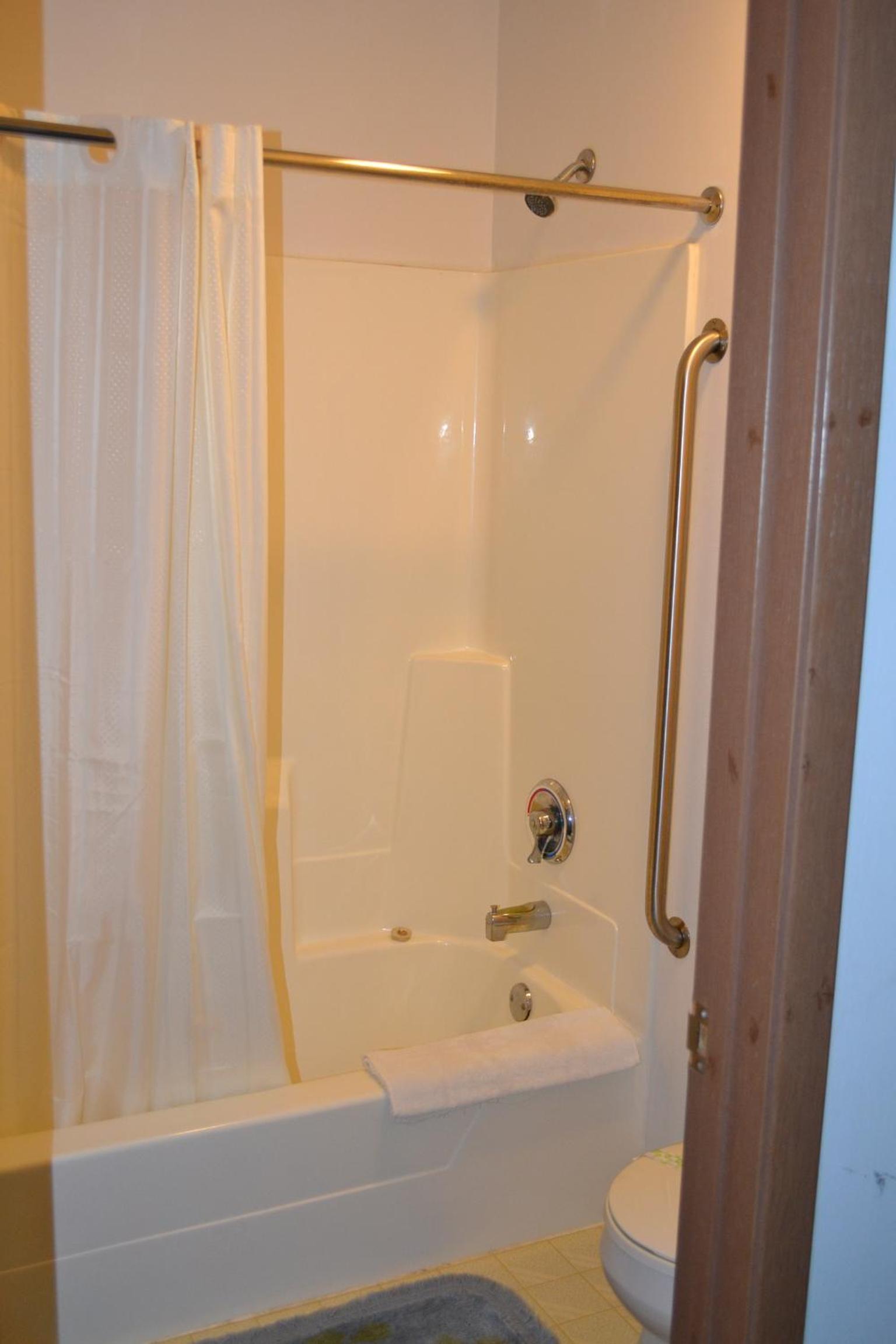 Queen Room with Two Queen Beds - Photo 11