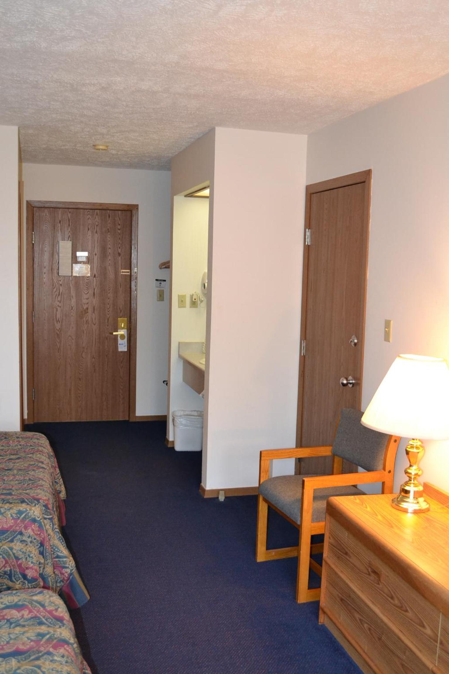 Queen Room with Two Queen Beds - Photo 2