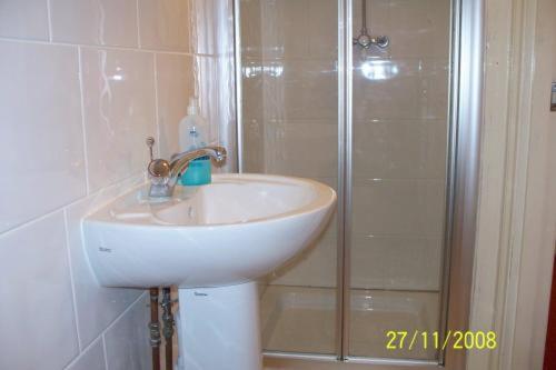 Studio Sleeps 2 with Private Bathroom photo 3