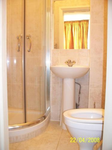 Studio Sleeps 2 with Private Bathroom photo 2