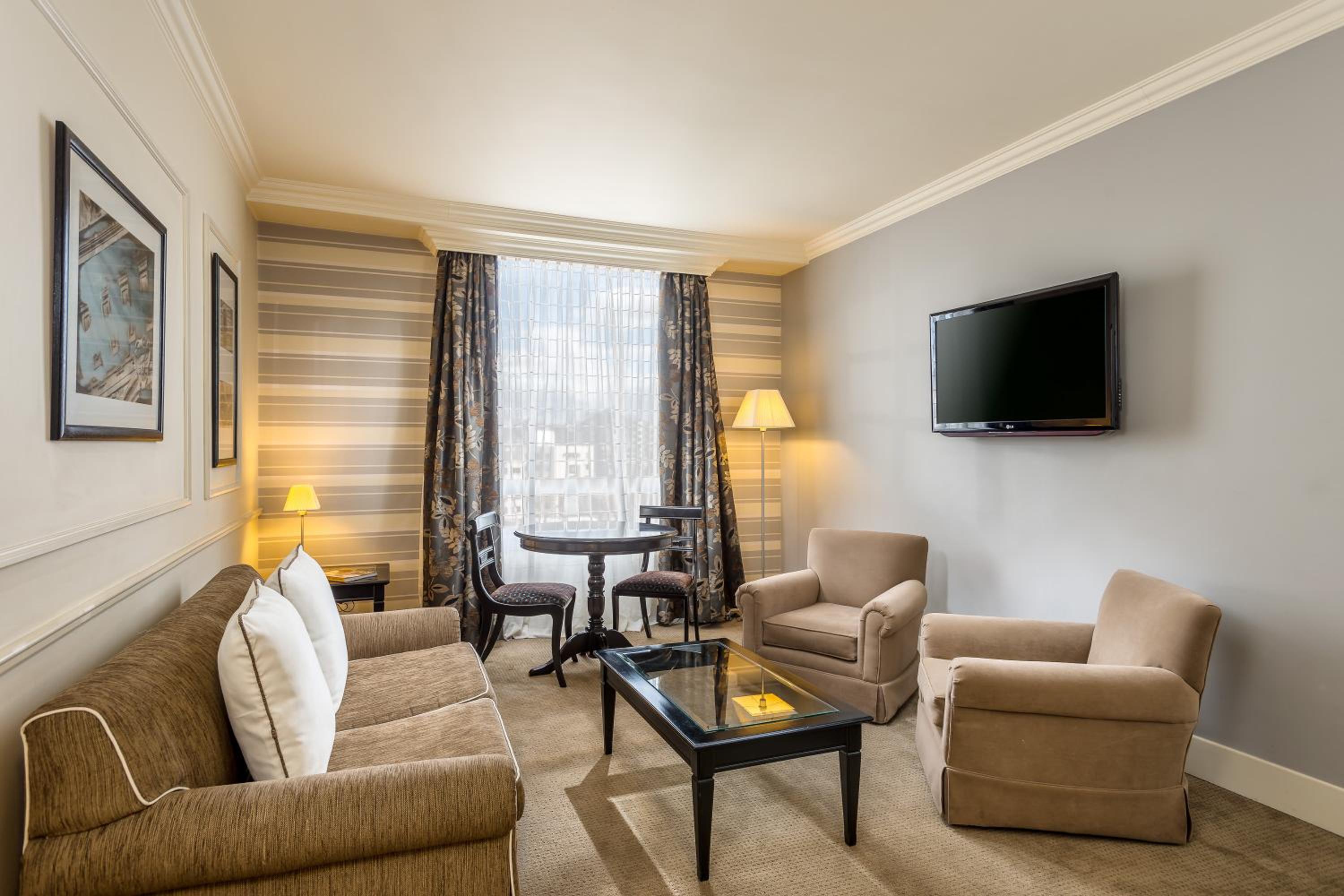 Deluxe King Suite photo 2