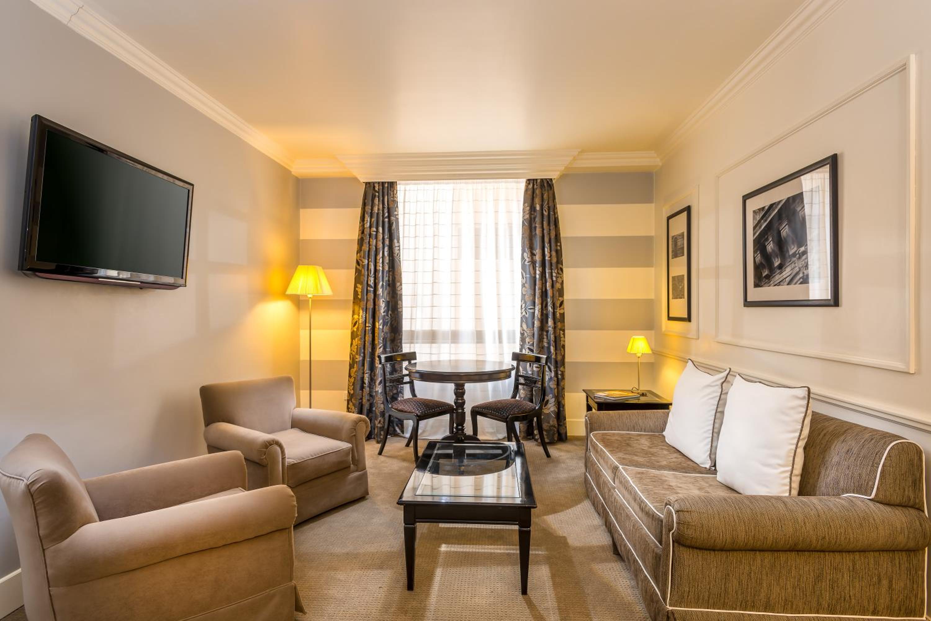 Deluxe King Suite photo 1