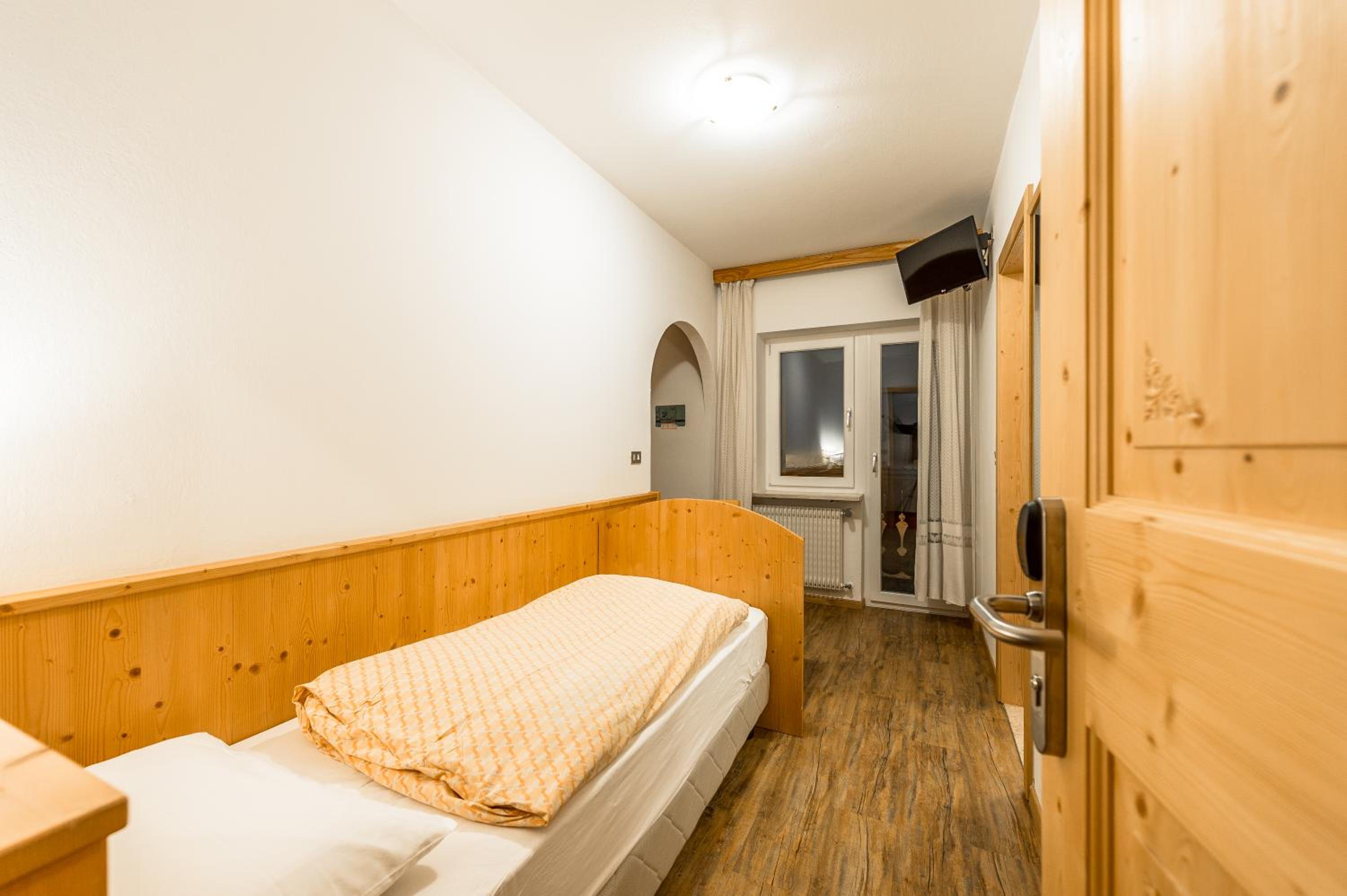 Single Room with Mountain View
