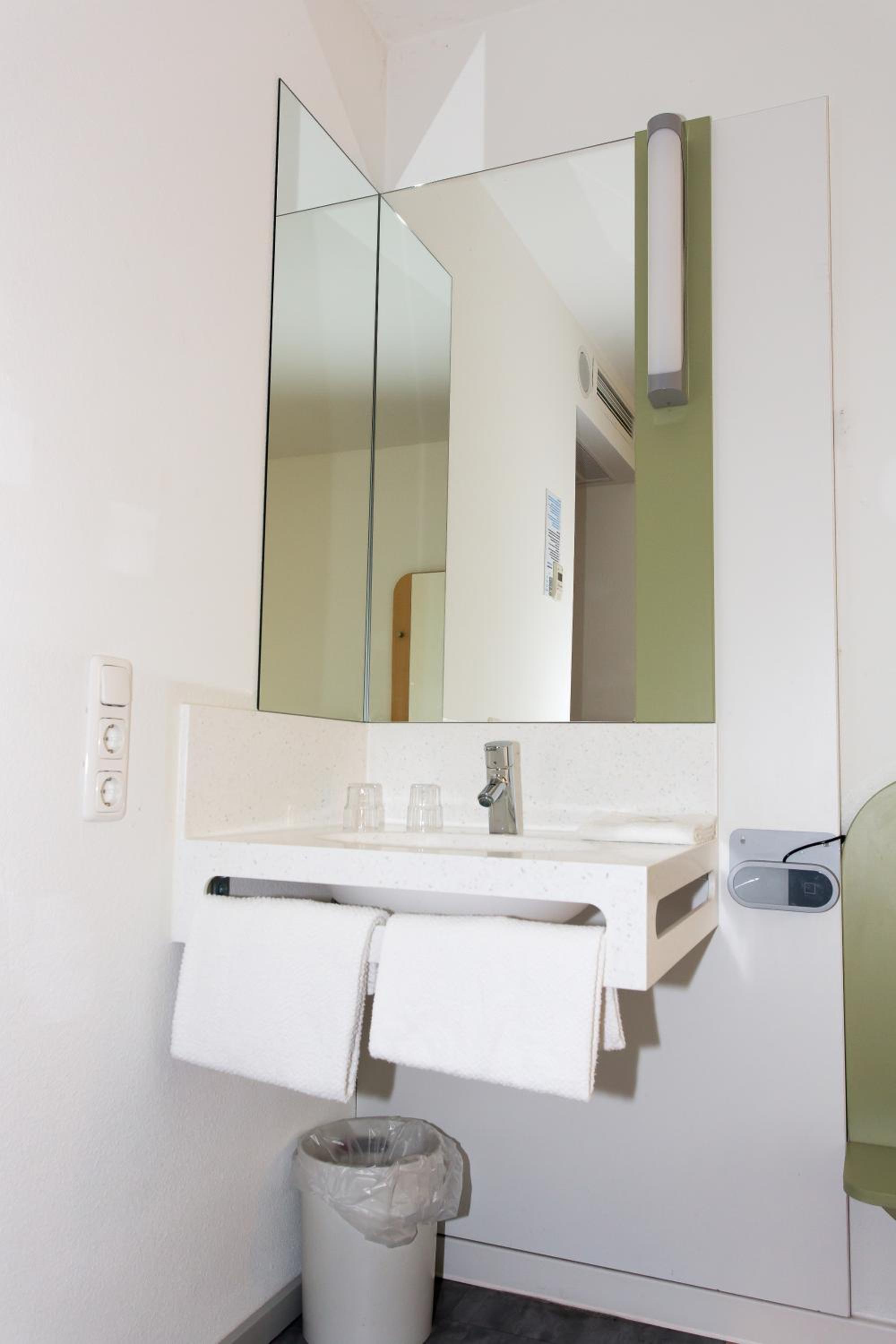 Standard Double or Twin Room - Photo 5