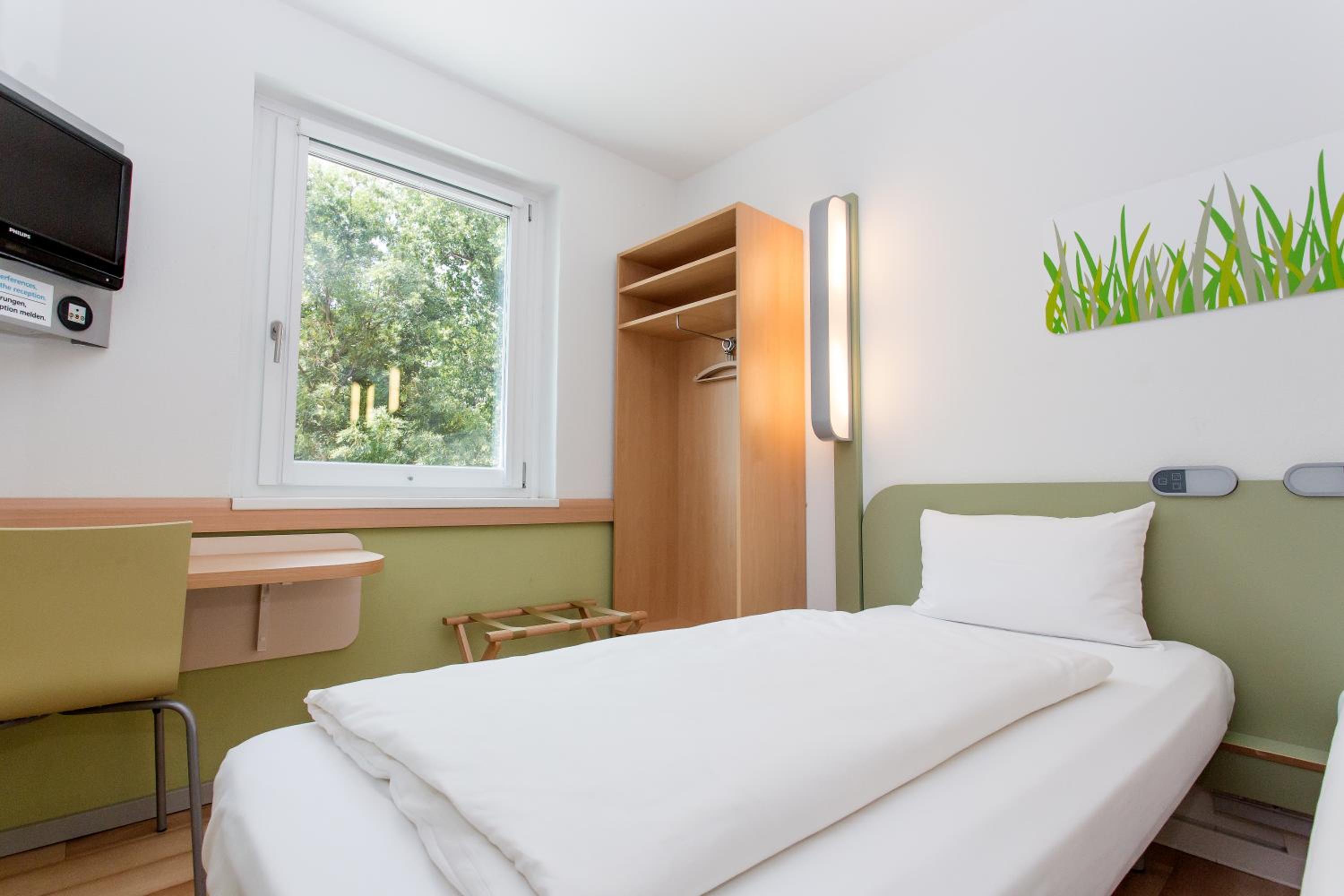 Standard Double or Twin Room - Photo 8