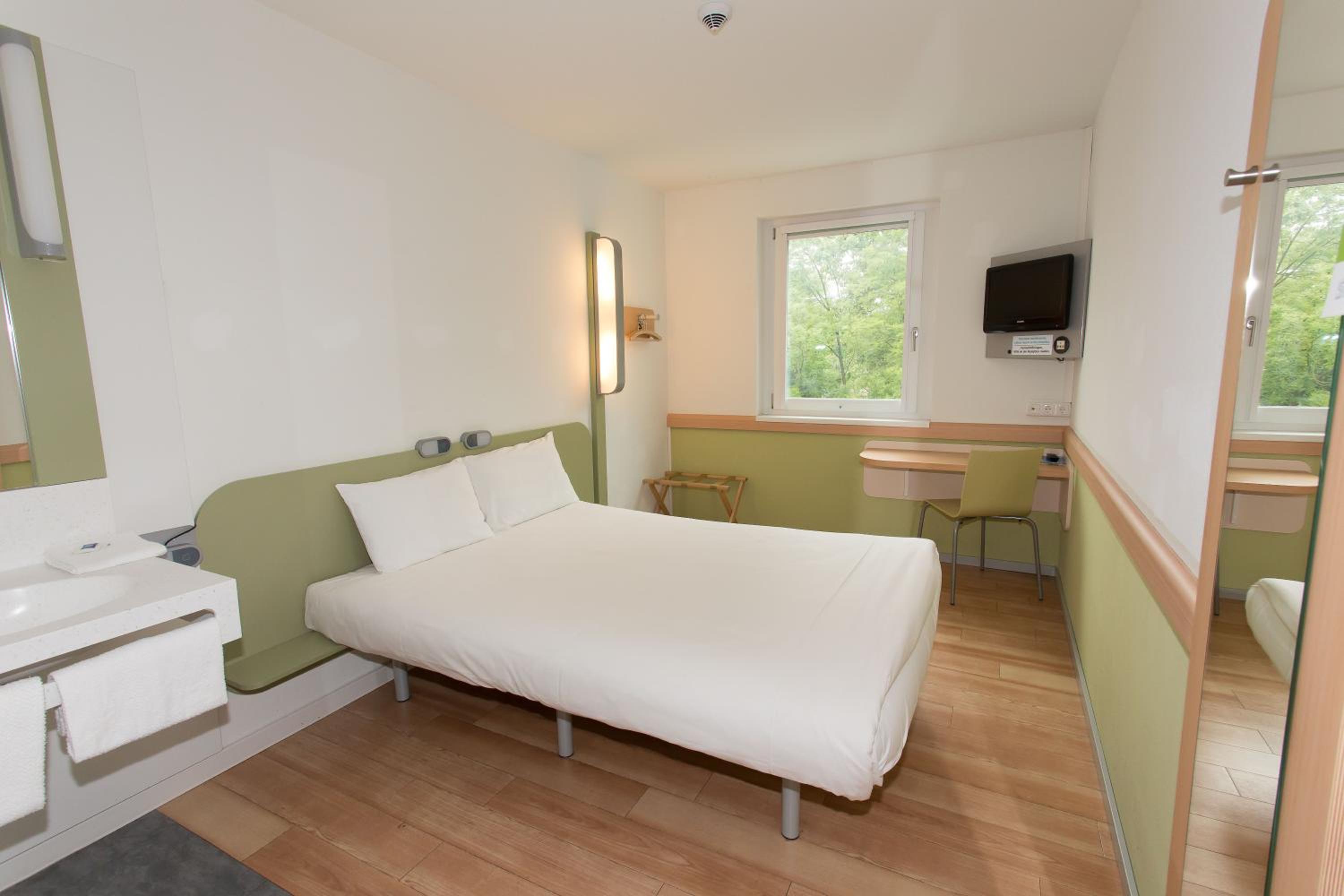 Standard Double or Twin Room - Photo 16