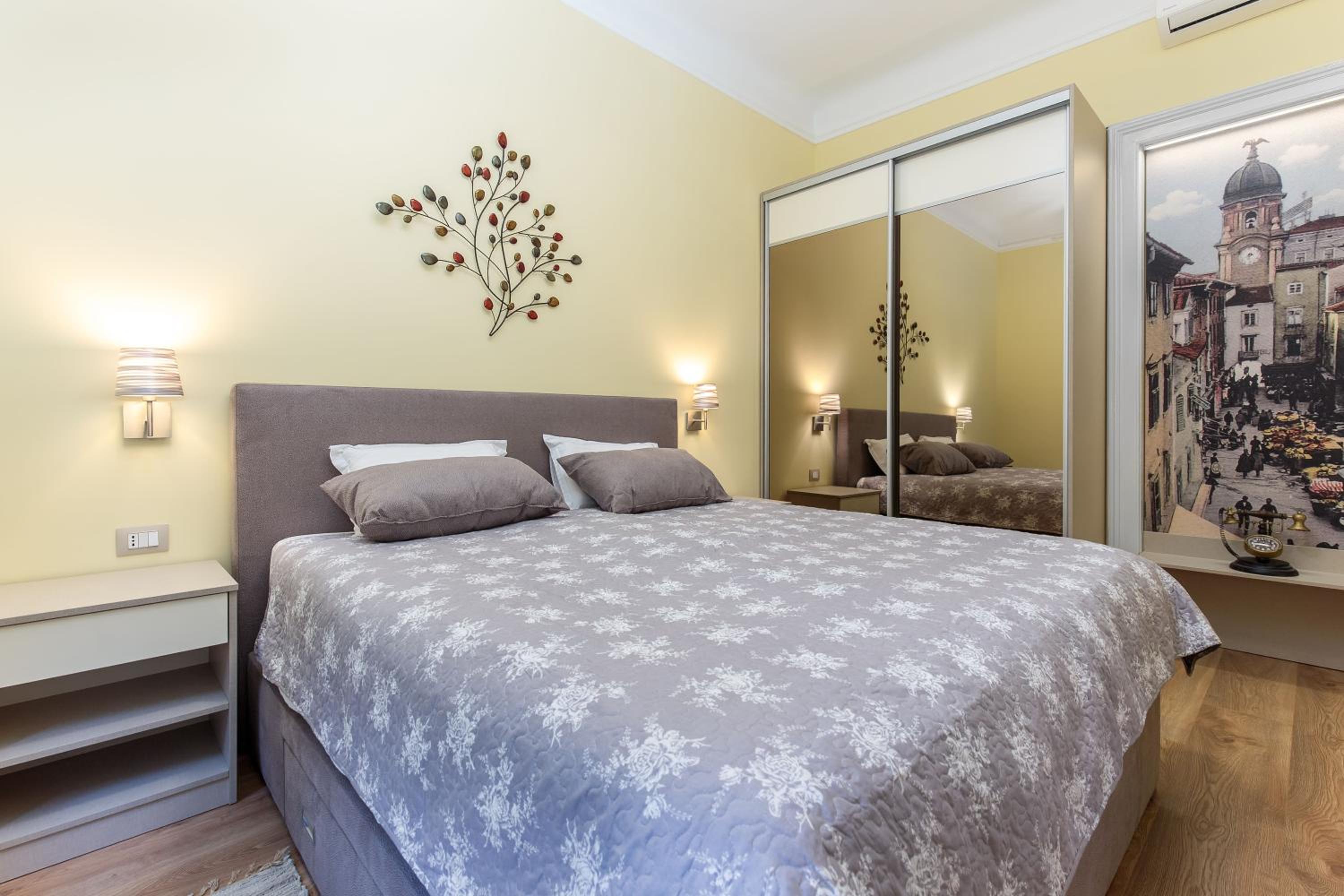 One-Bedroom Apartment - Photo 1