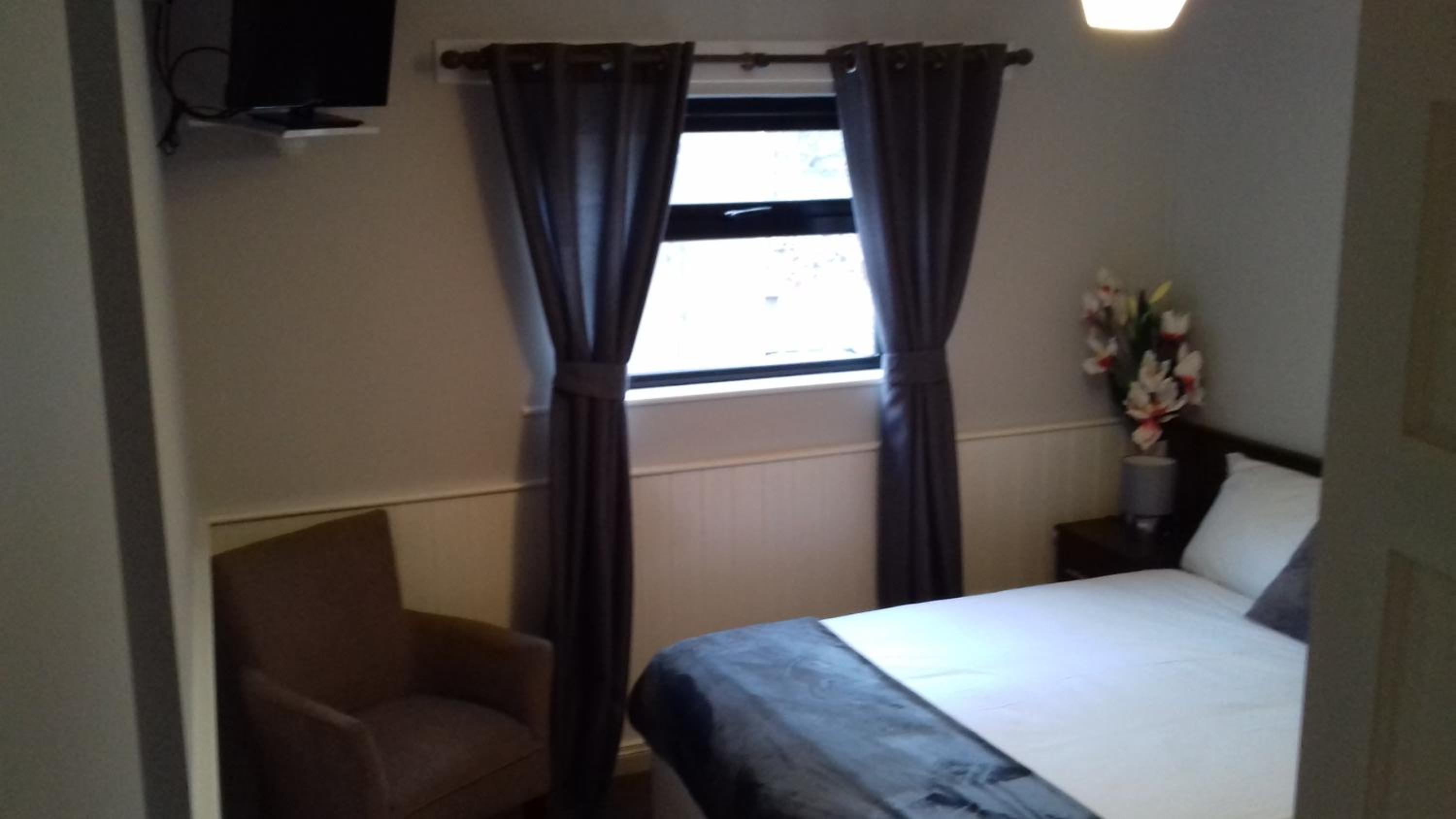 Double Room with Private Bathroom - Photo 2