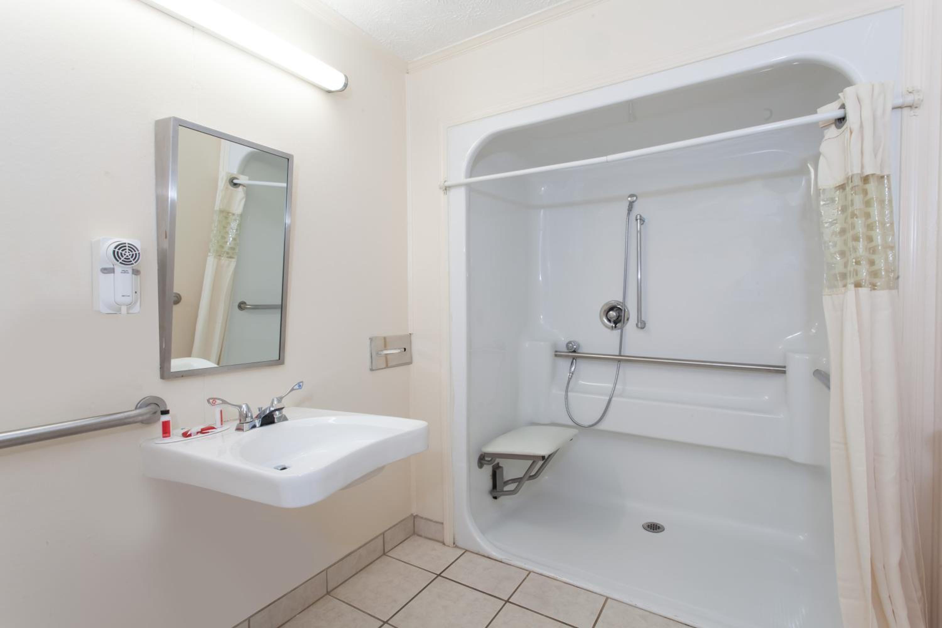 Queen Room - Disability Access - Non-Smoking - Photo 4