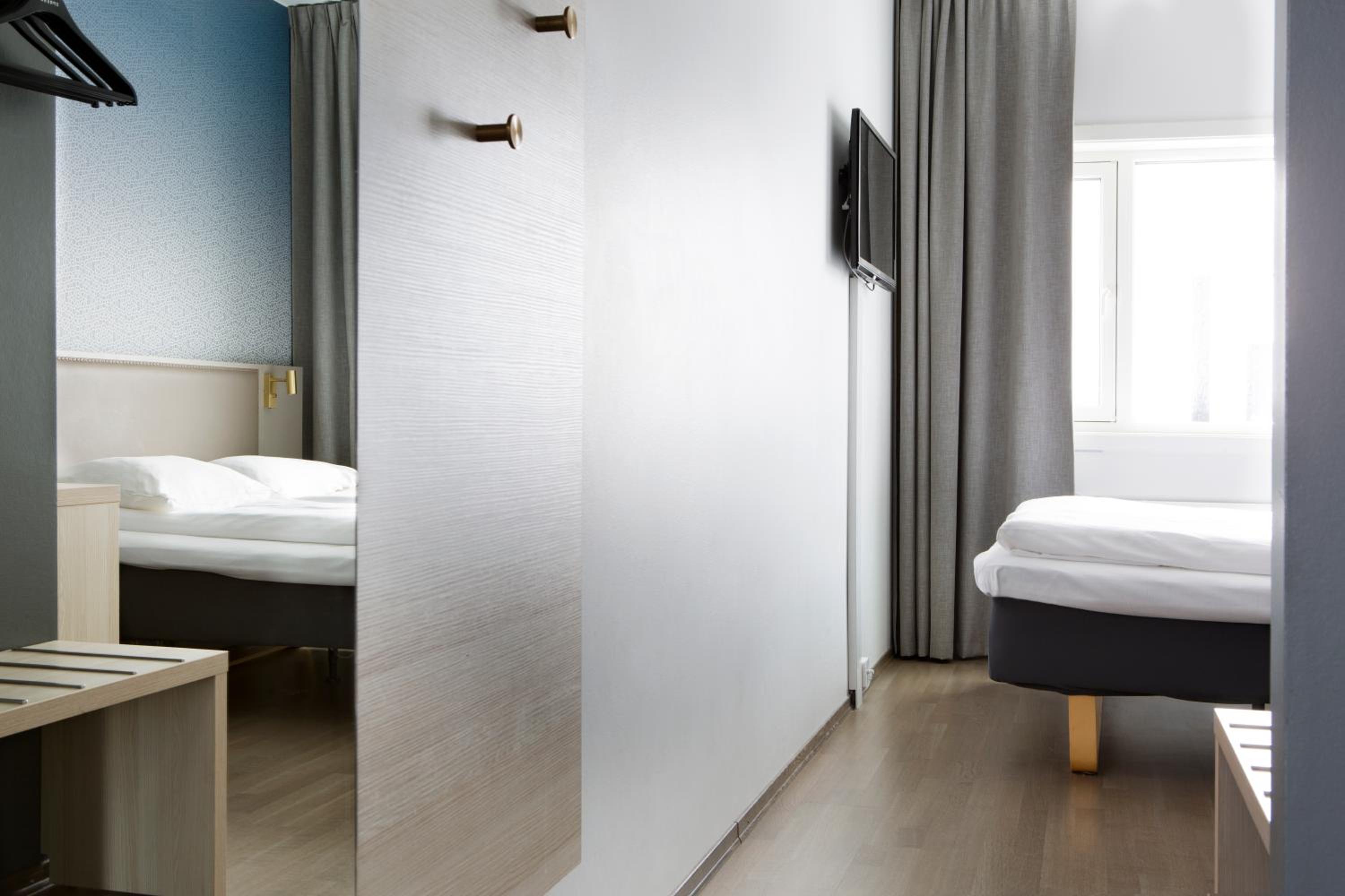 Standard Double Room thumbnail 5