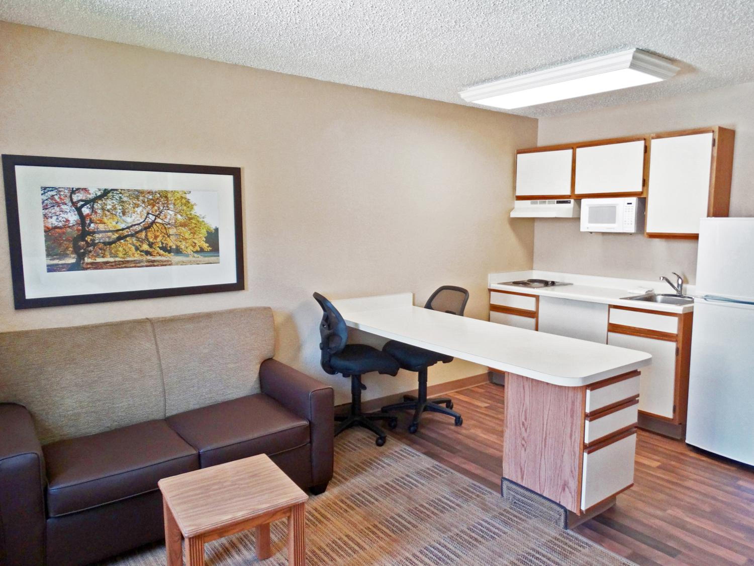 Deluxe Studio with 1 Queen Bed - Non-Smoking - Photo 4