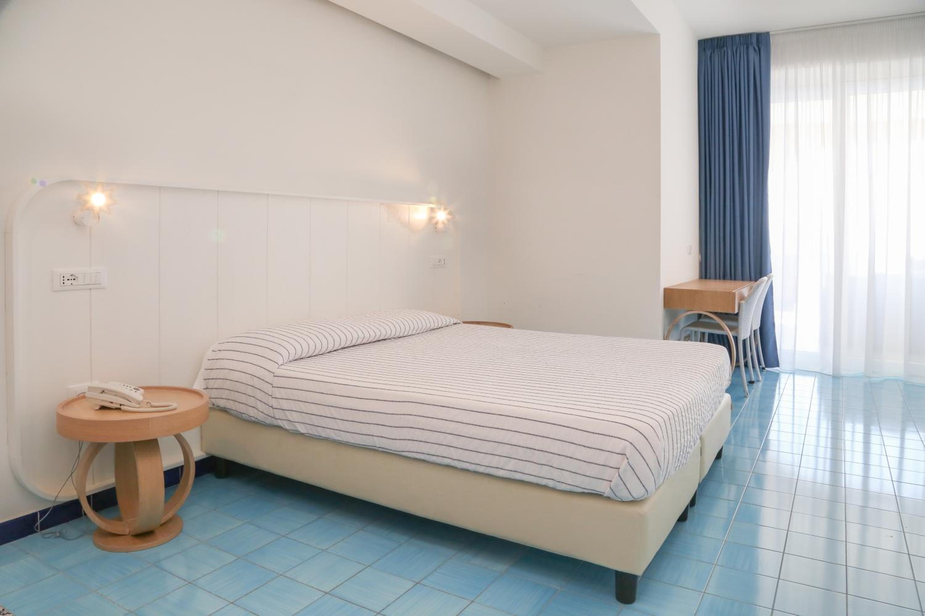 Deluxe Double Room with Sea View - Photo 8
