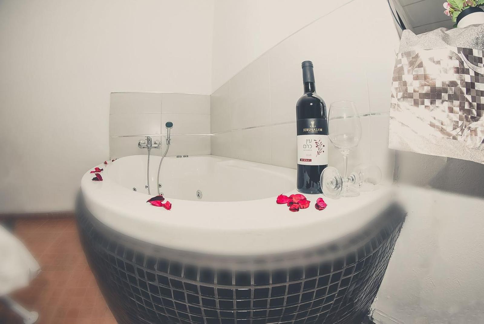 Deluxe Suite with Spa Bath - Photo 11