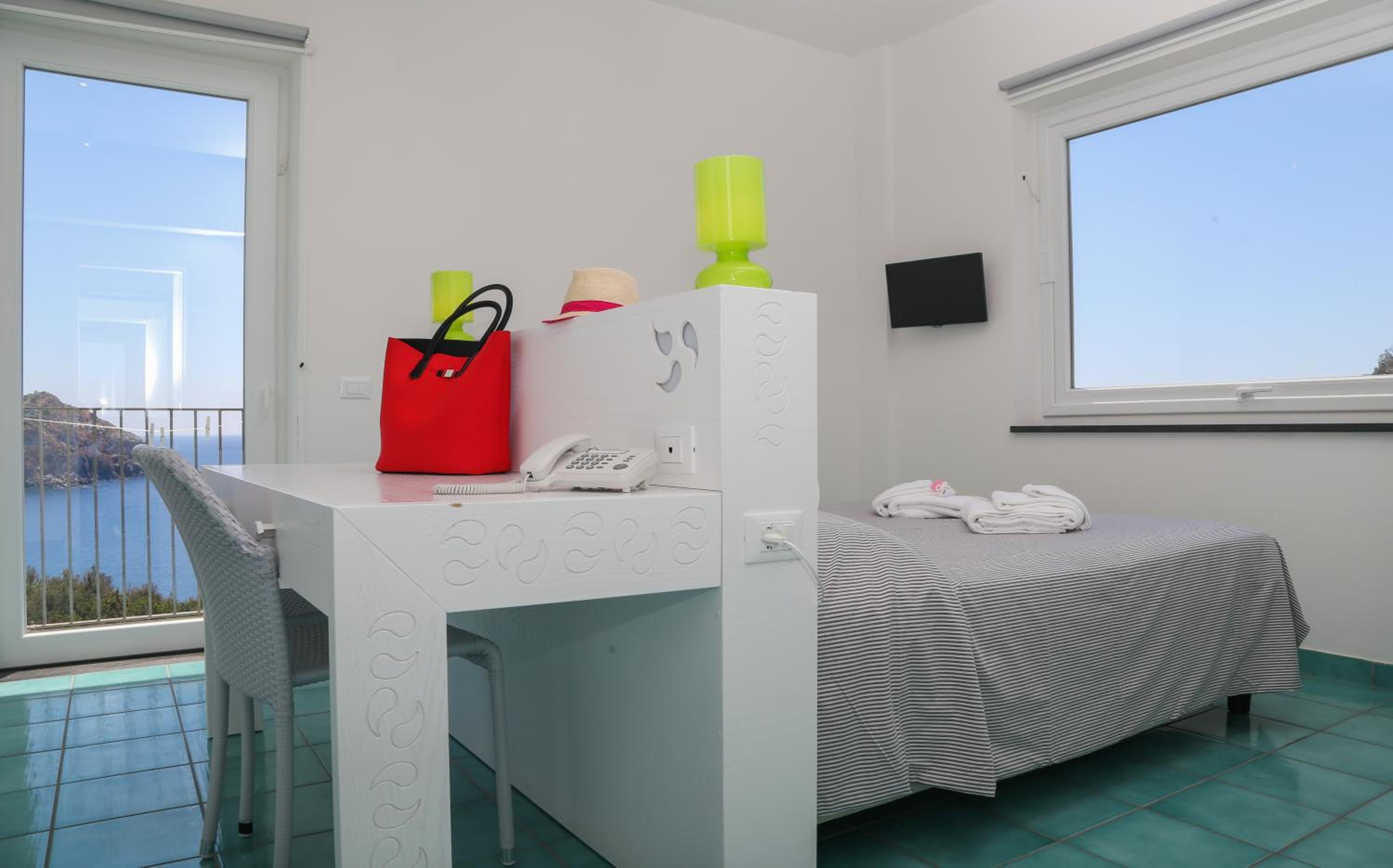 Deluxe Double Room with Sea View - Photo 5