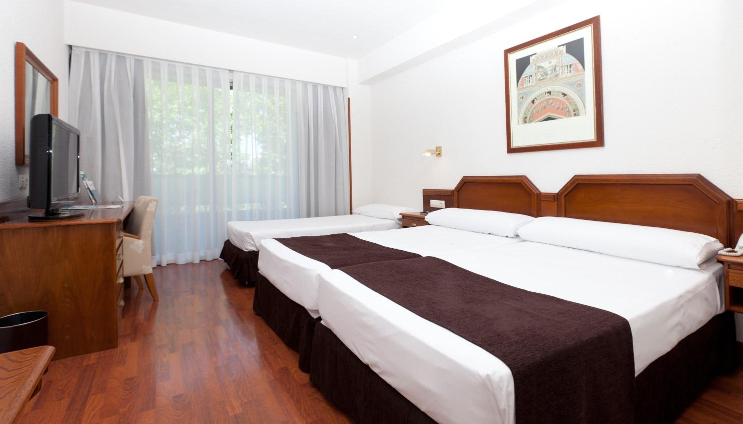 Triple Room (2 Adults + 1 Child) - Photo 1