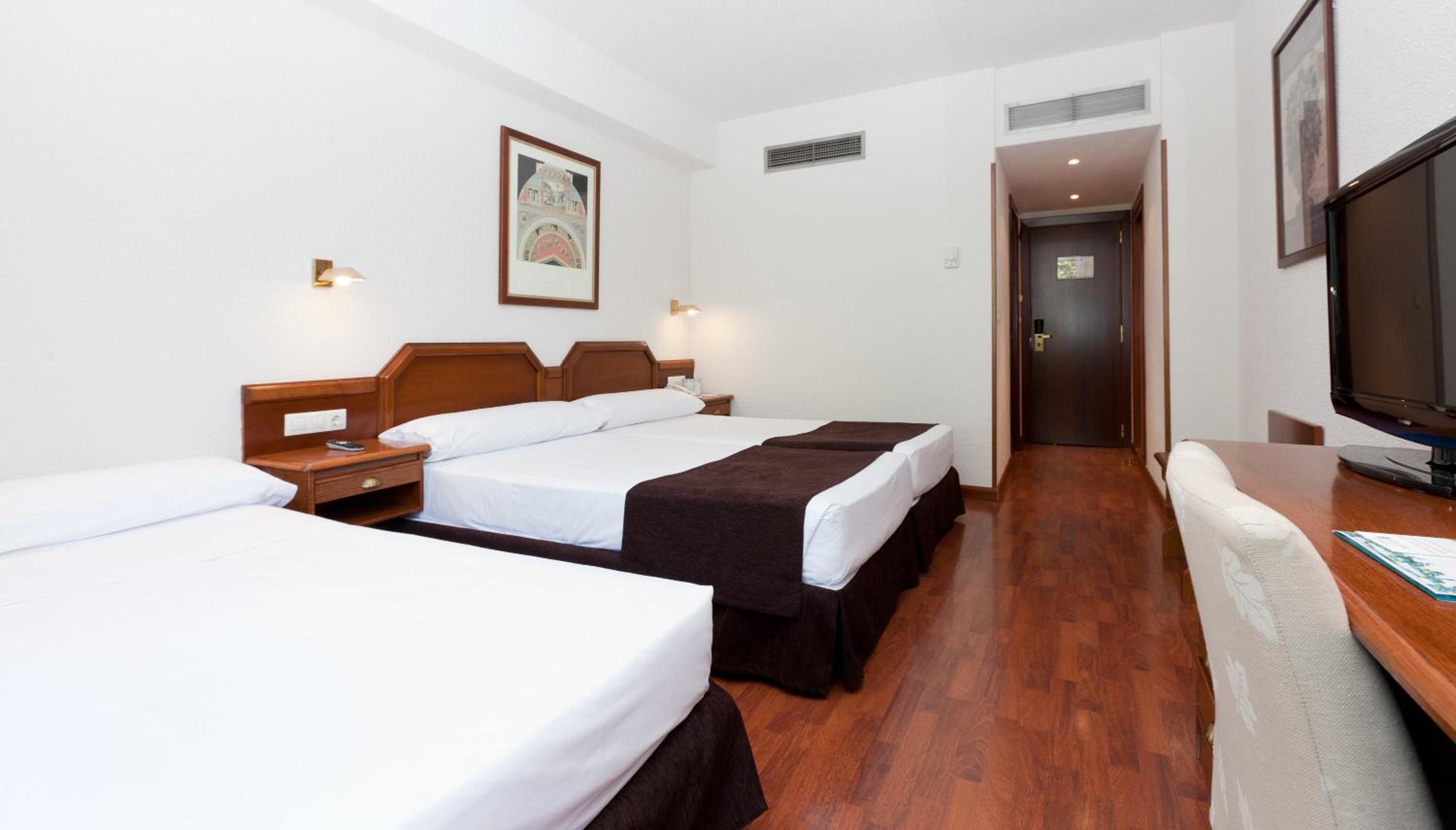 Triple Room (2 Adults + 1 Child) - Photo 3