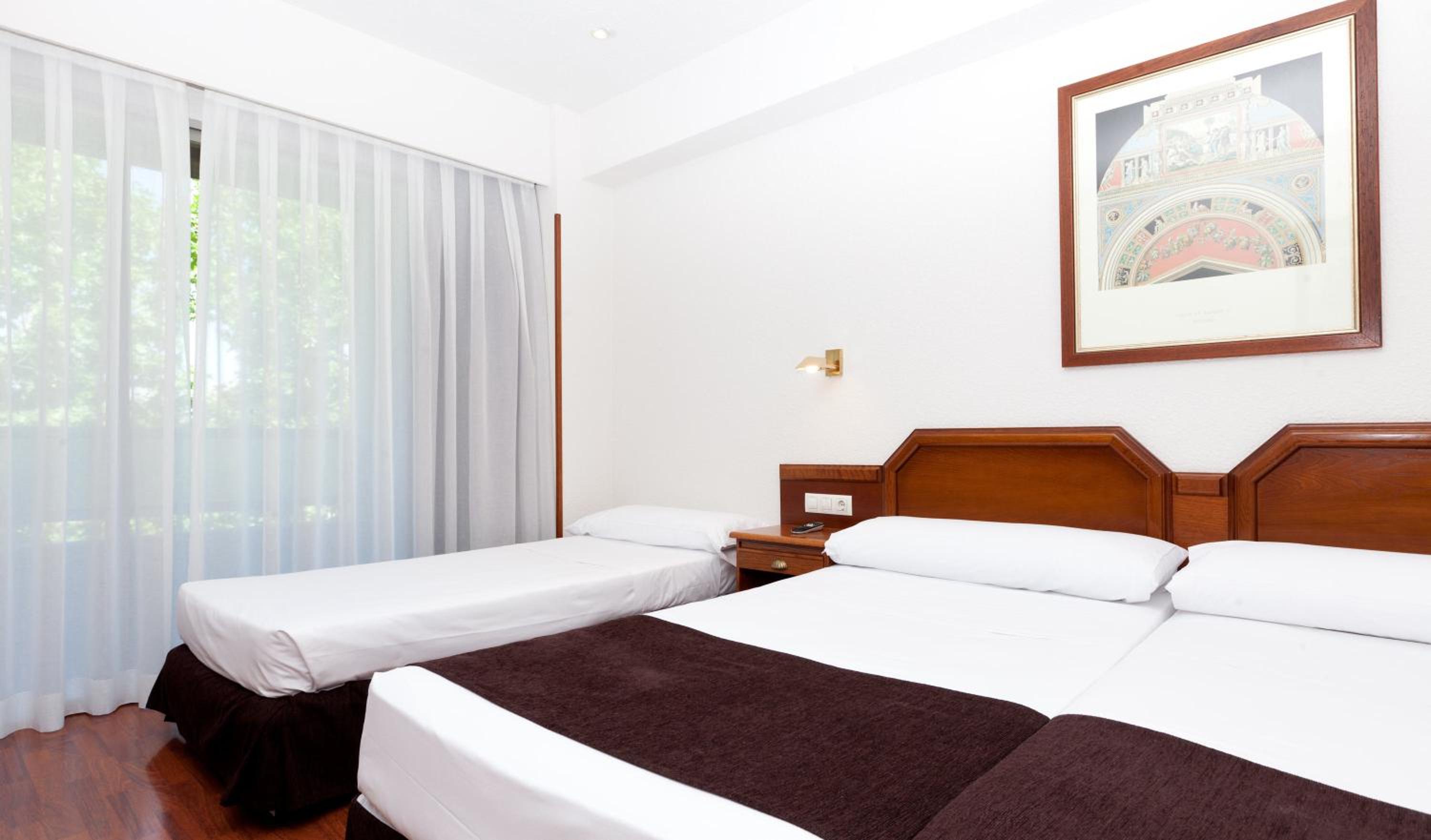 Triple Room (2 Adults + 1 Child) - Photo 6