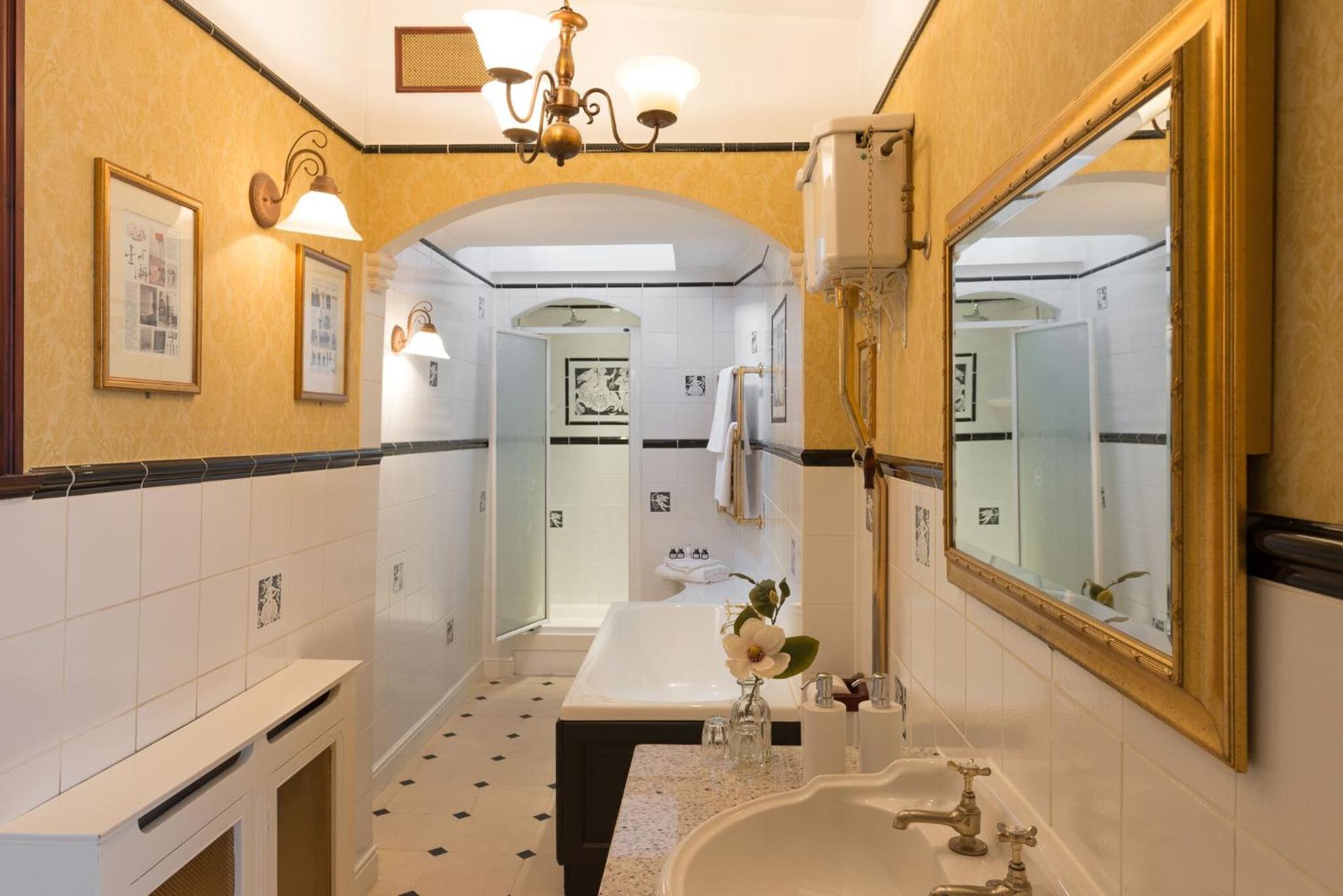 King Suite - Non-Smoking - Photo 18