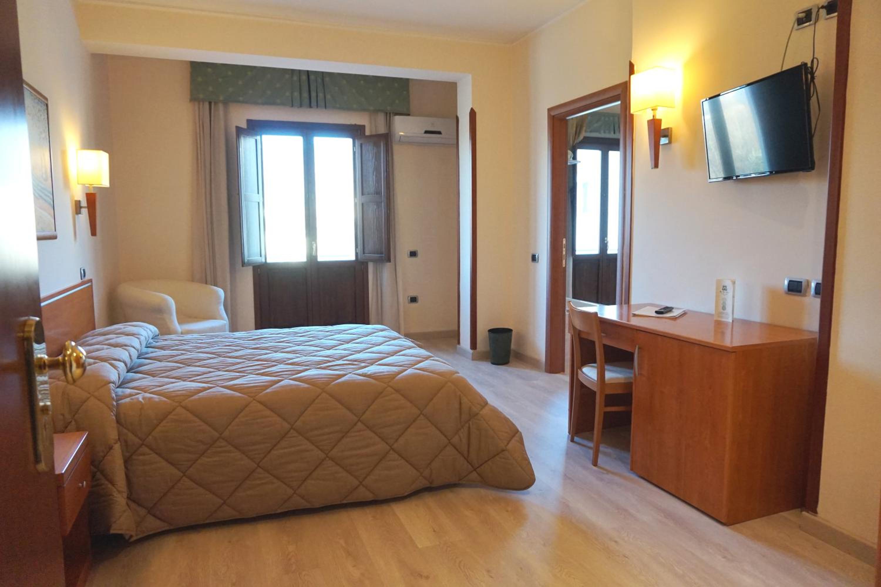 Double or Twin Room - Photo 8