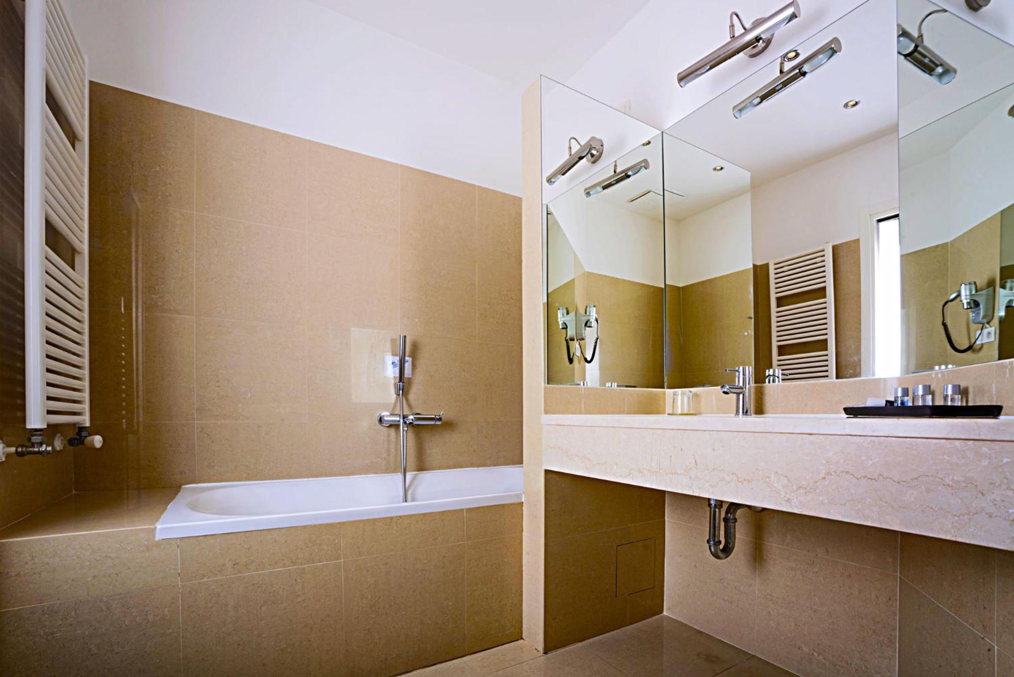 Standard Double Room thumbnail 5