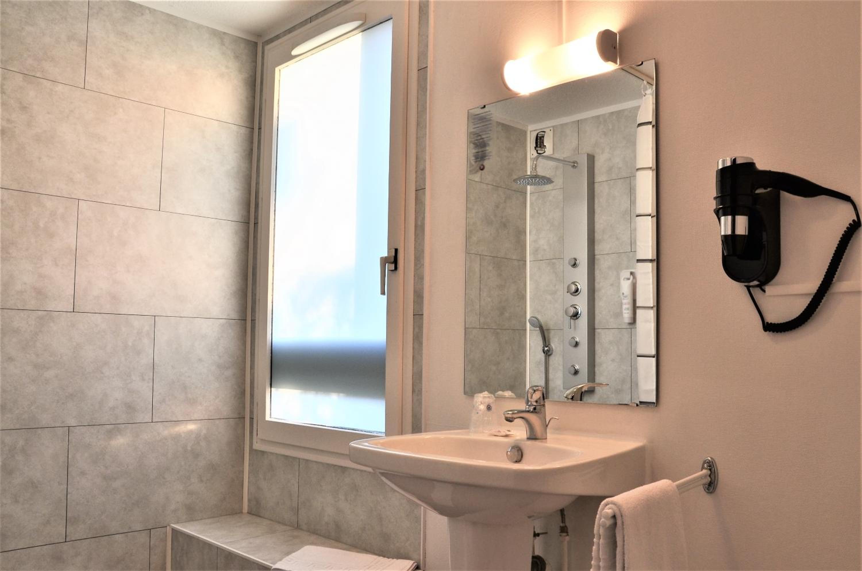 Double or Twin Room - Photo 7