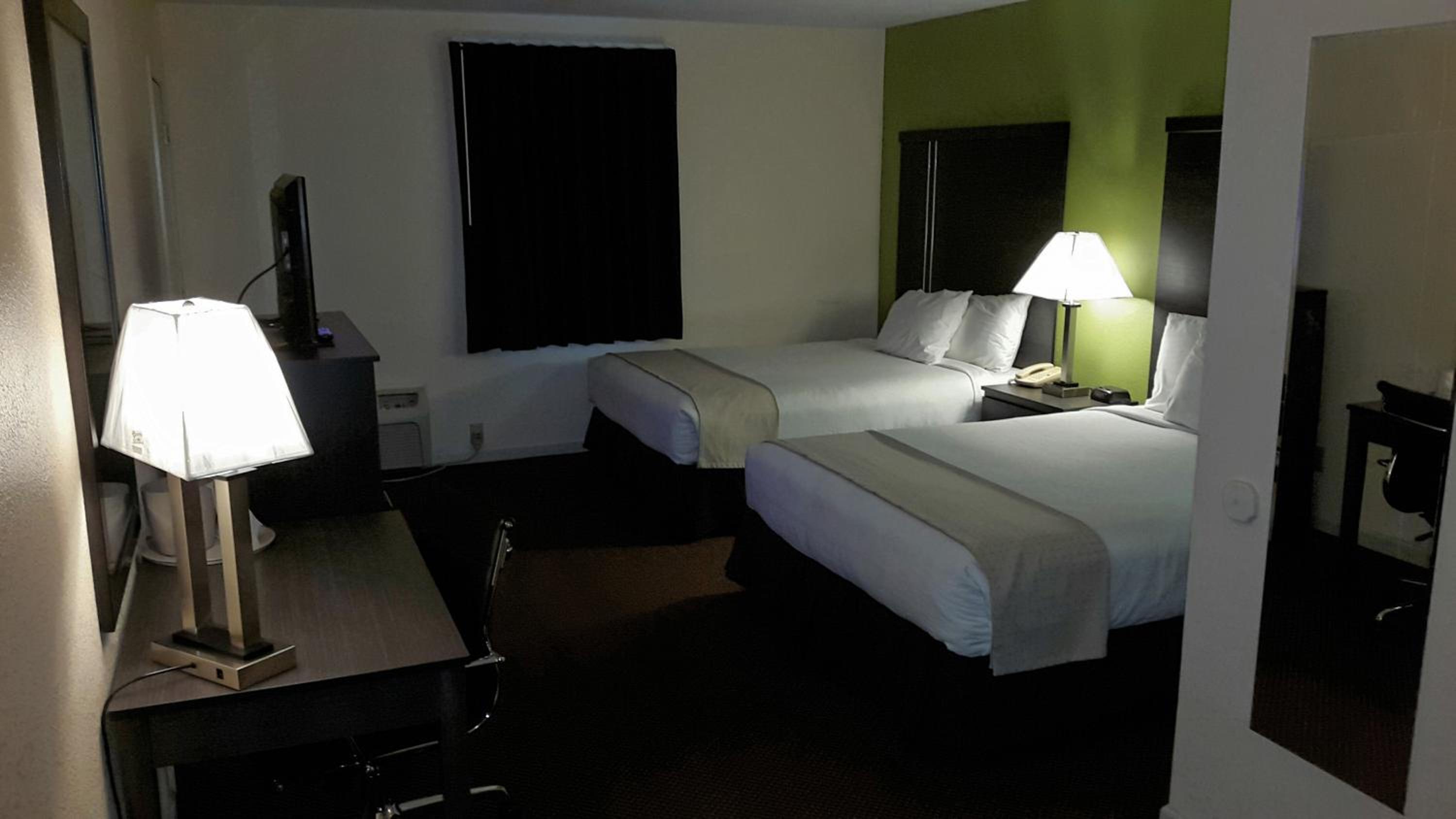 Queen Room with Two Queen Beds - Photo 7