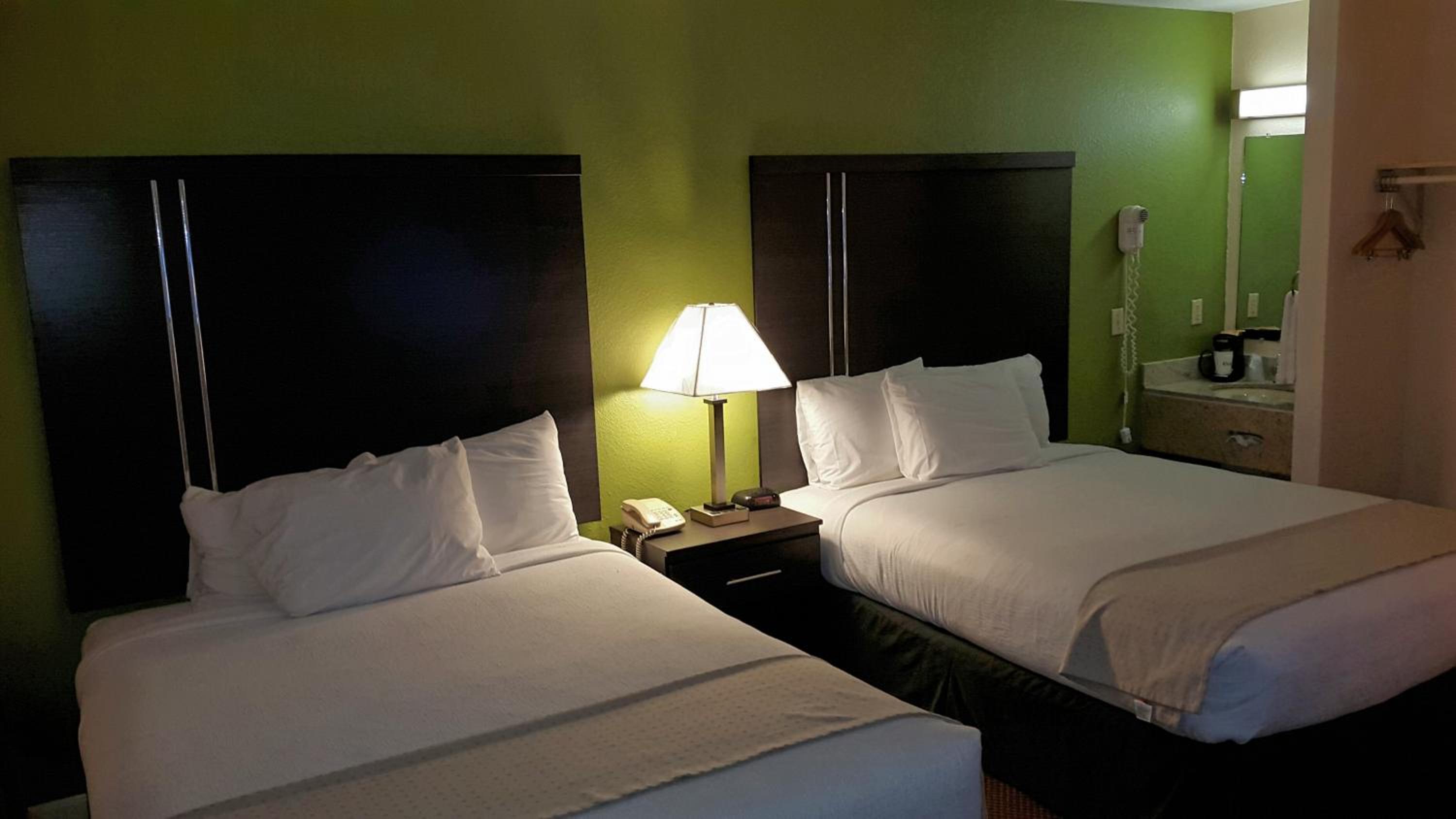 Queen Room with Two Queen Beds - Photo 5