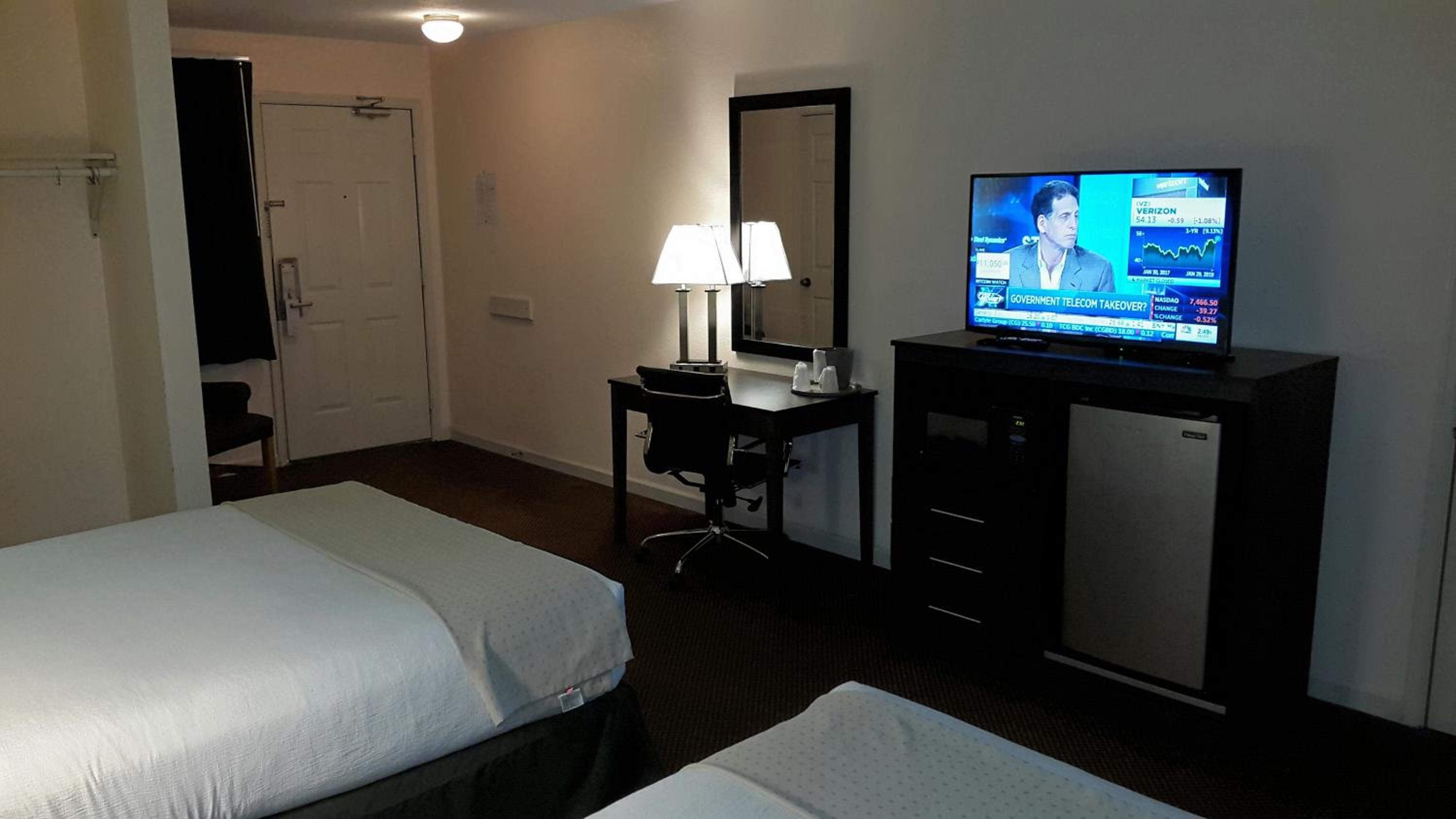 Queen Room with Two Queen Beds - Photo 4