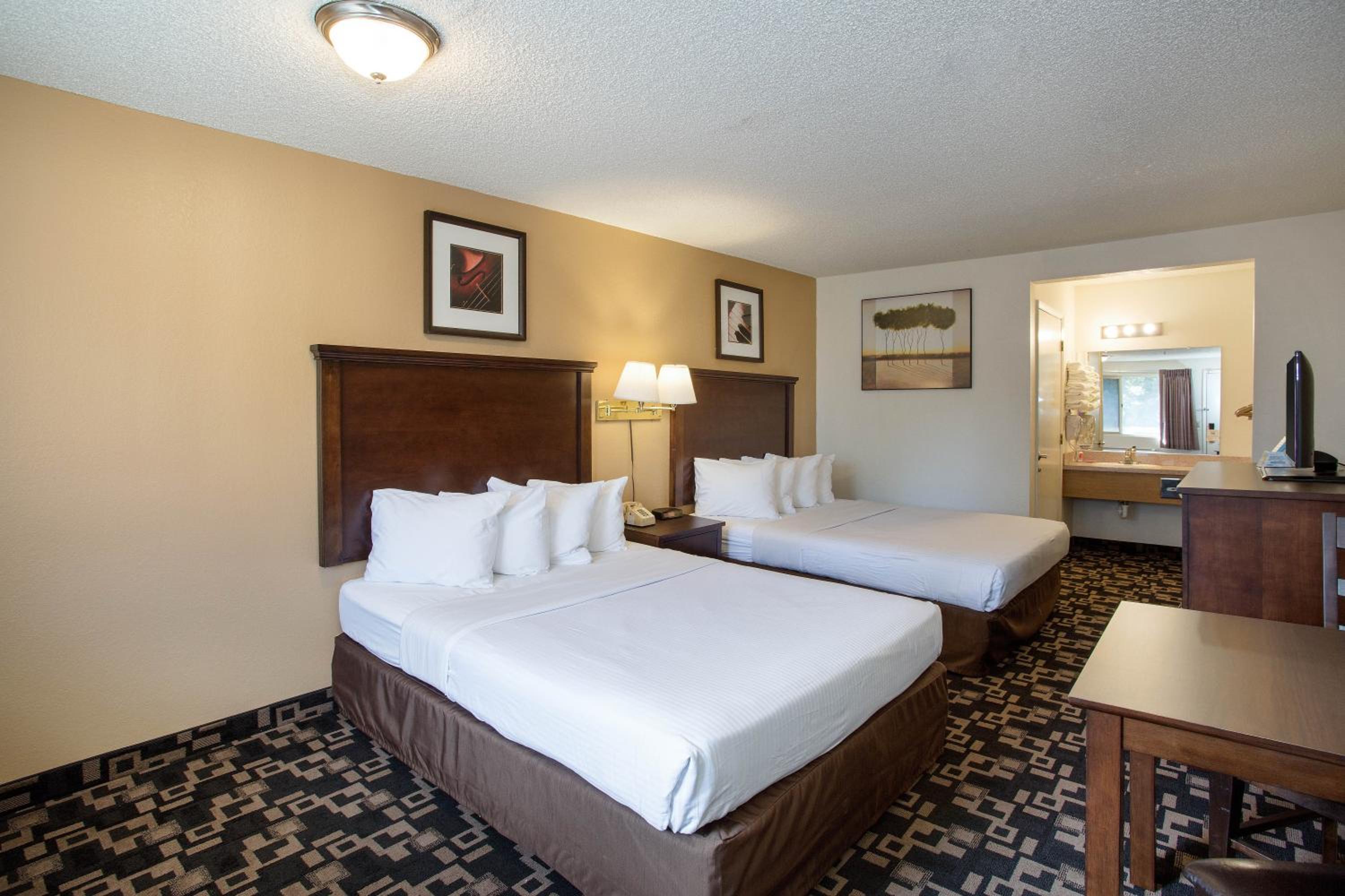 Queen Room with Two Queen Beds - Non-Smoking - Photo 4