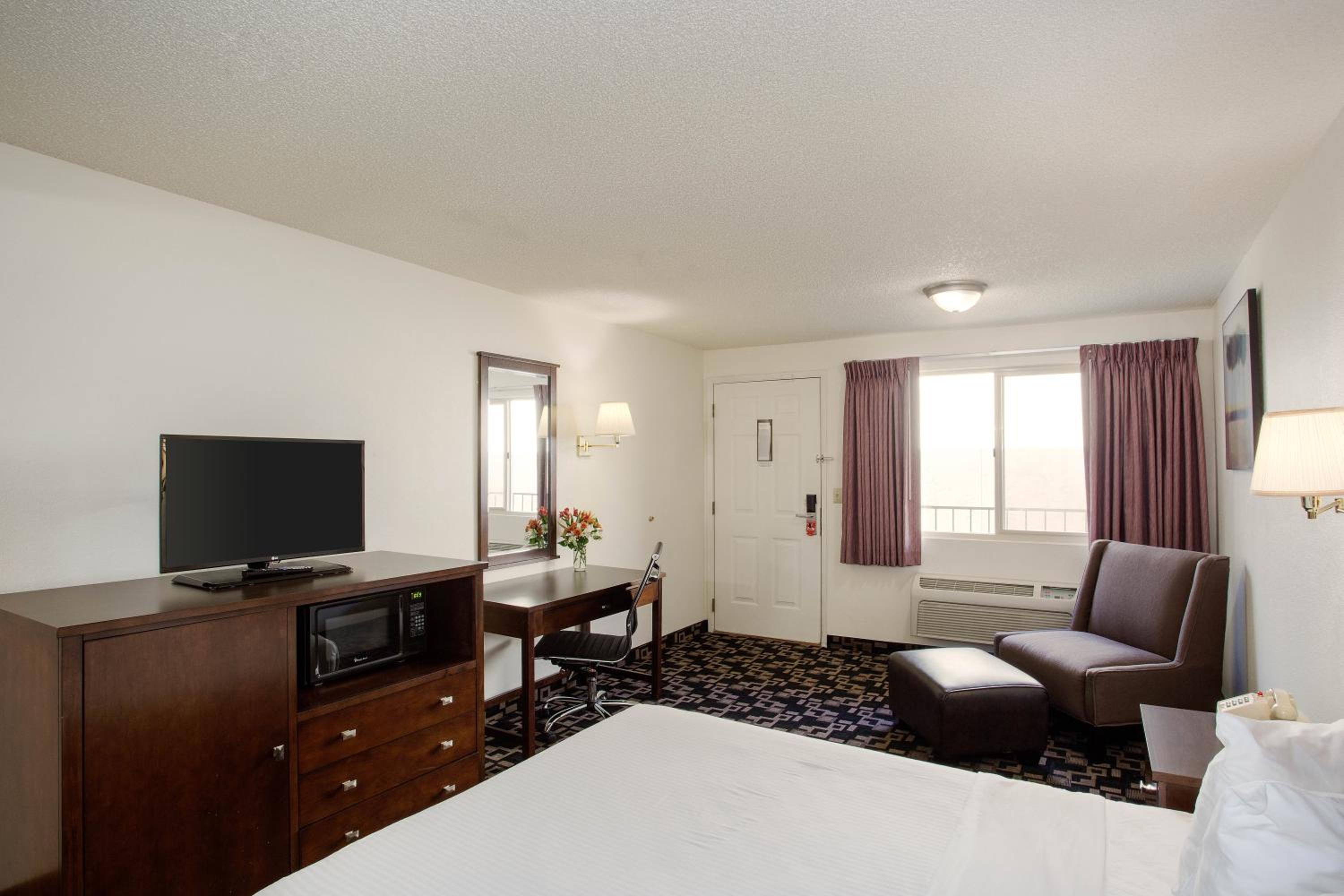 Queen Room - Non-Smoking - Photo 1