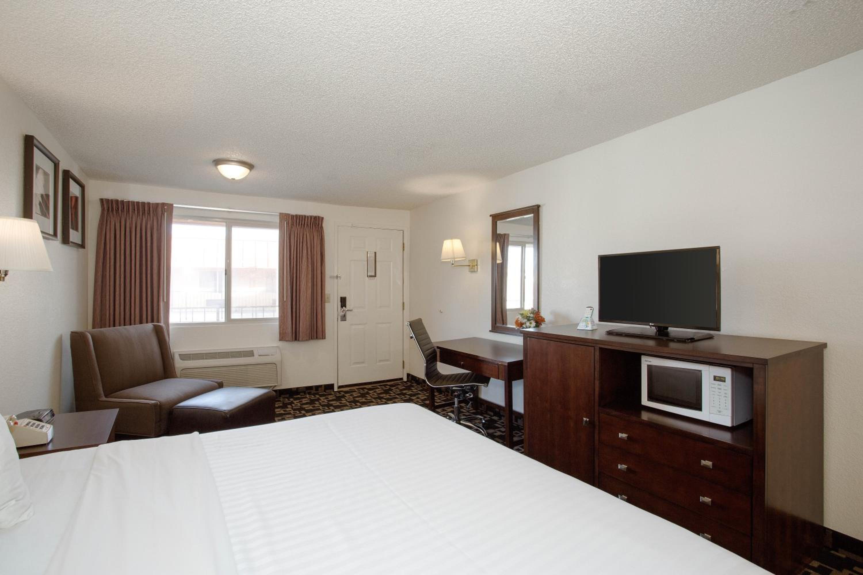 King Room - Non-Smoking - Photo 2