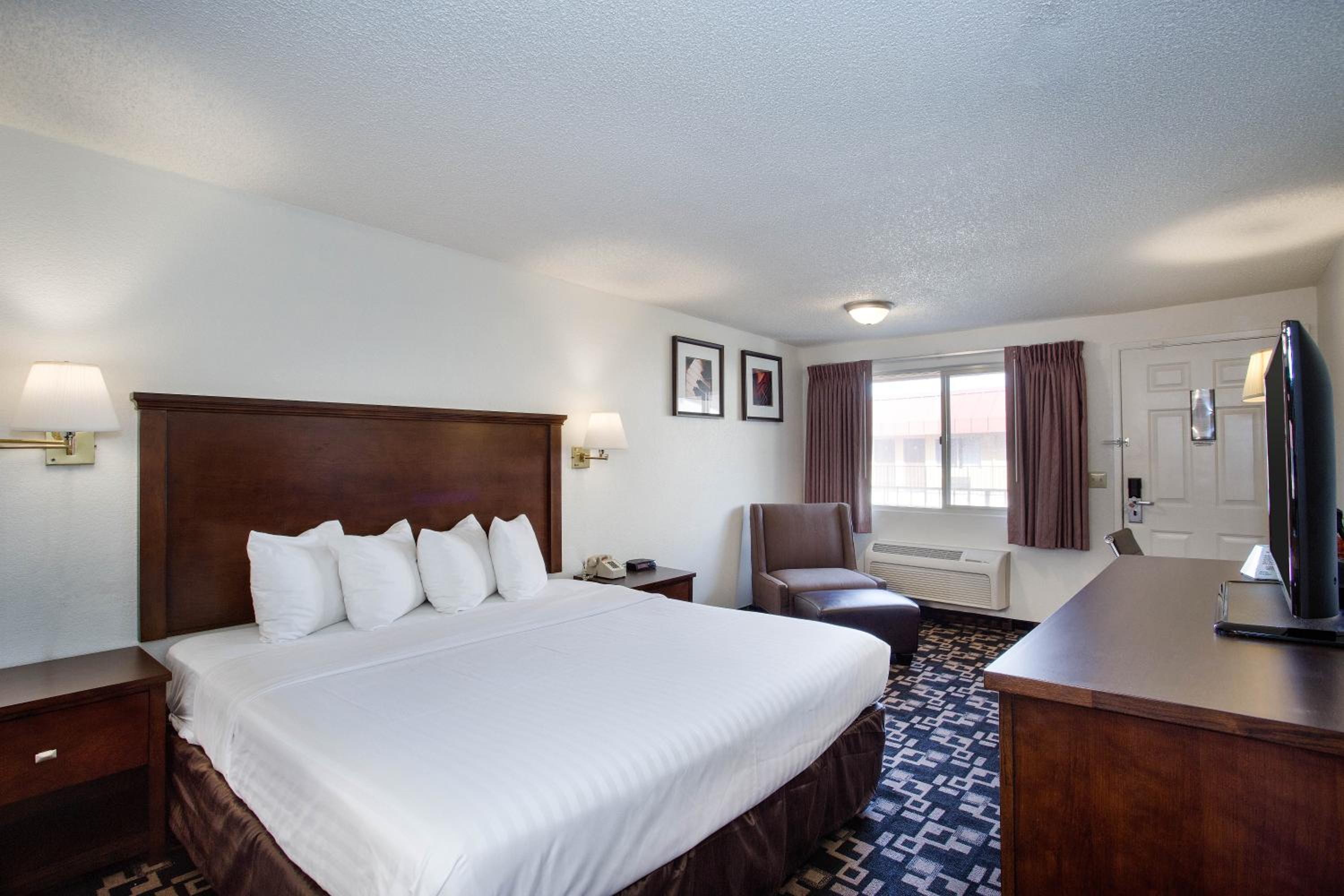 King Room - Non-Smoking - Photo 1