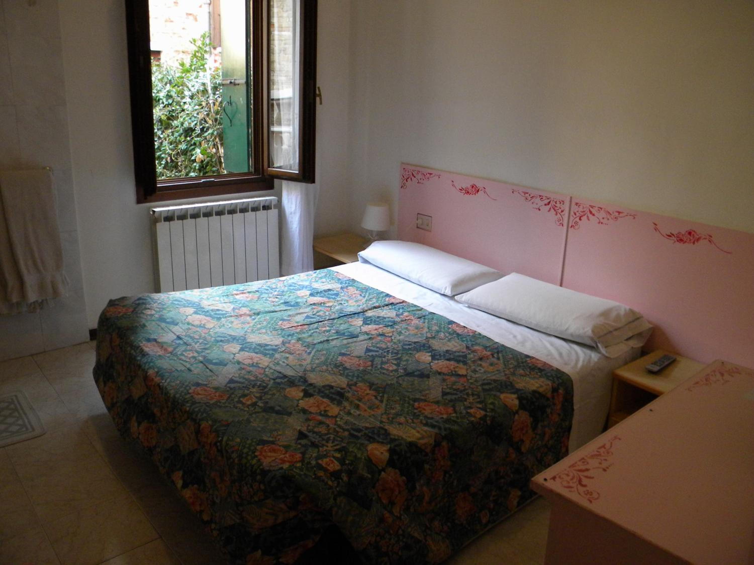 Double Room with Shared Bathroom - Annex photo 1
