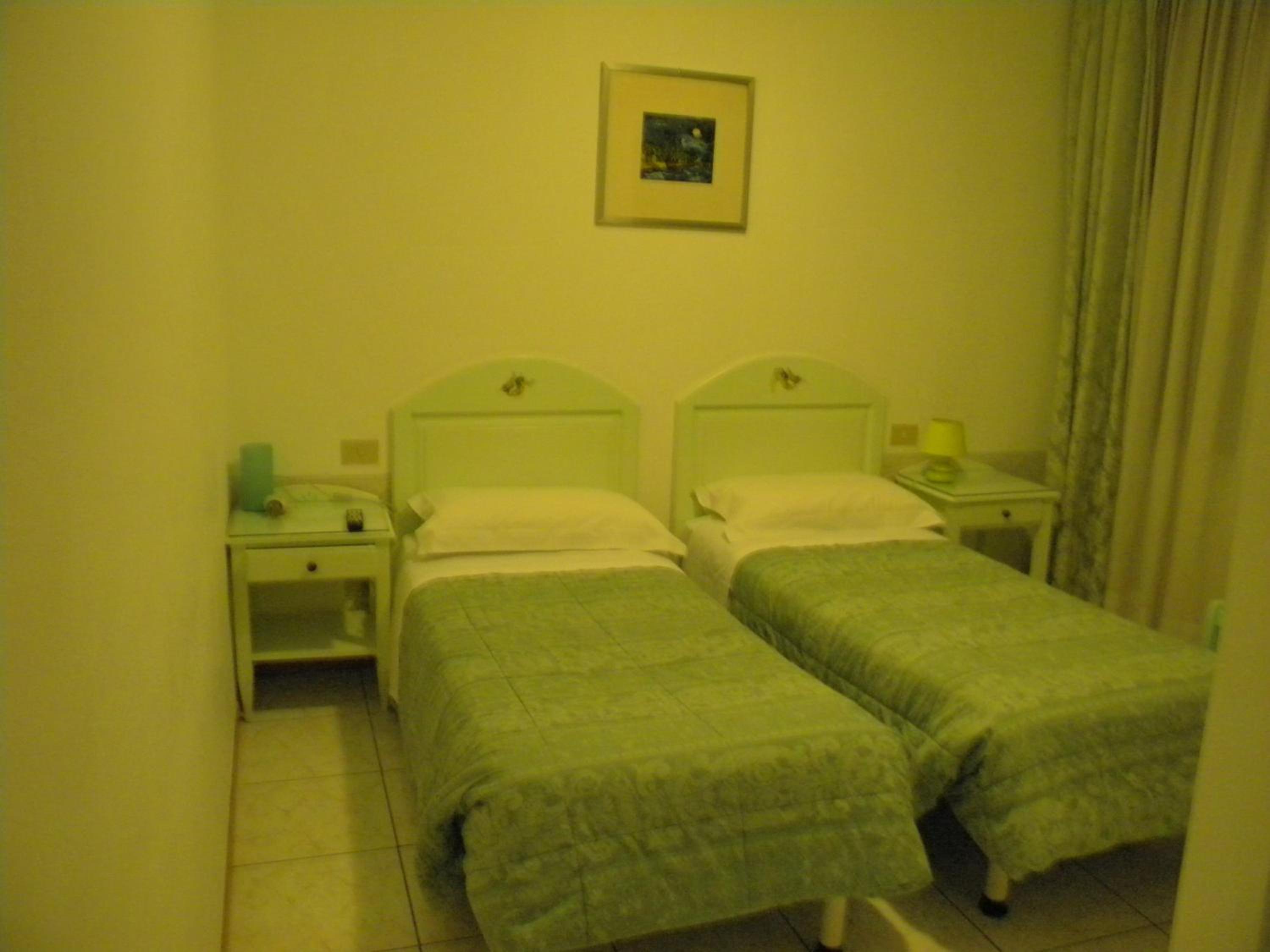 Twin Room - Photo 4